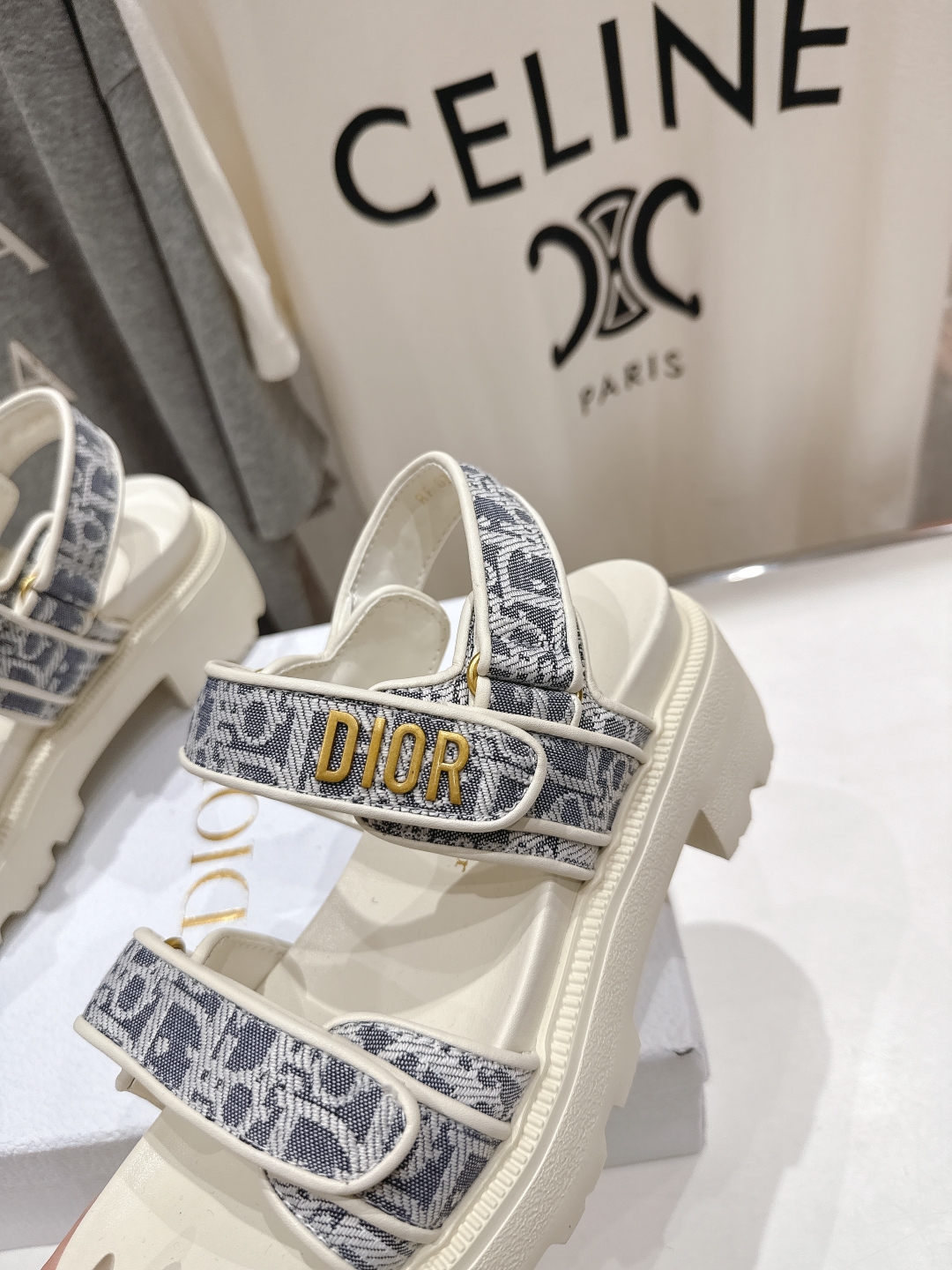 高版本出厂  
【高品质】Dior*迪奥D家2025ss春夏新款魔术贴沙滩凉鞋～
经典版型 搭配贴合脚型