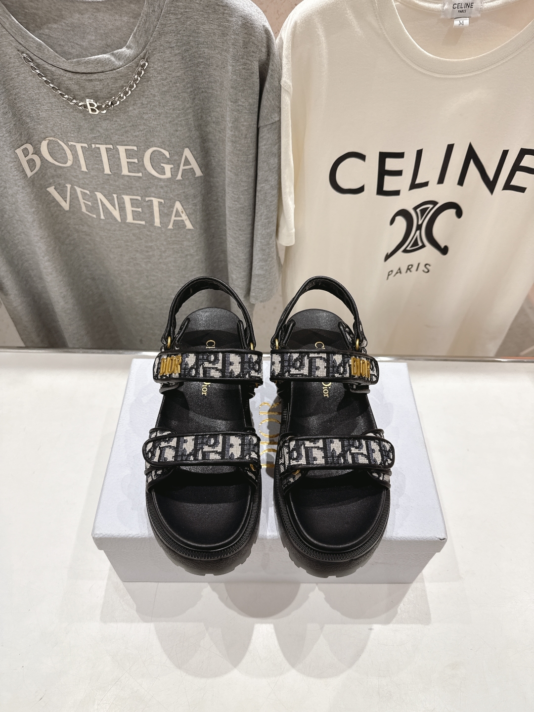 高版本出厂  
【高品质】Dior*迪奥D家2025ss春夏新款魔术贴沙滩凉鞋～
经典版型 搭配贴合脚型