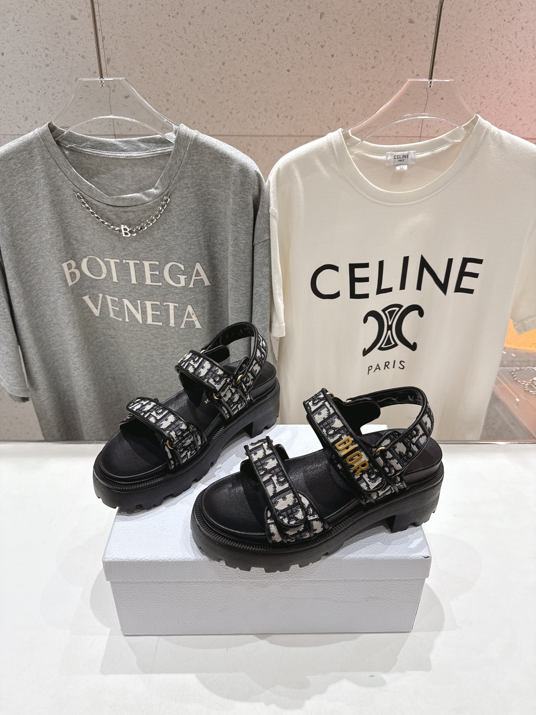 高版本出厂  
【高品质】Dior*迪奥D家2025ss春夏新款魔术贴沙滩凉鞋～
经典版型 搭配贴合脚型