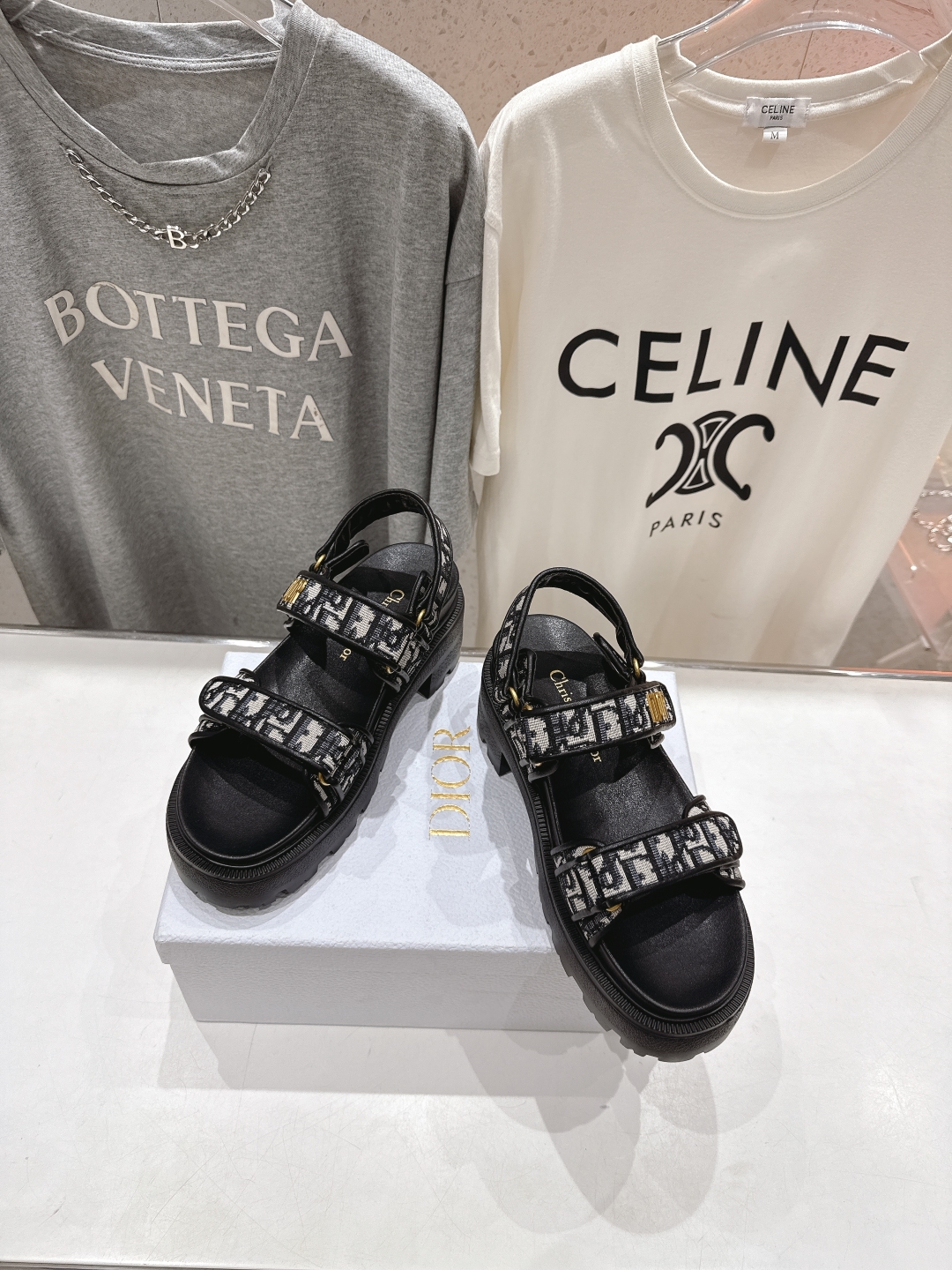 高版本出厂  
【高品质】Dior*迪奥D家2025ss春夏新款魔术贴沙滩凉鞋～
经典版型 搭配贴合脚型