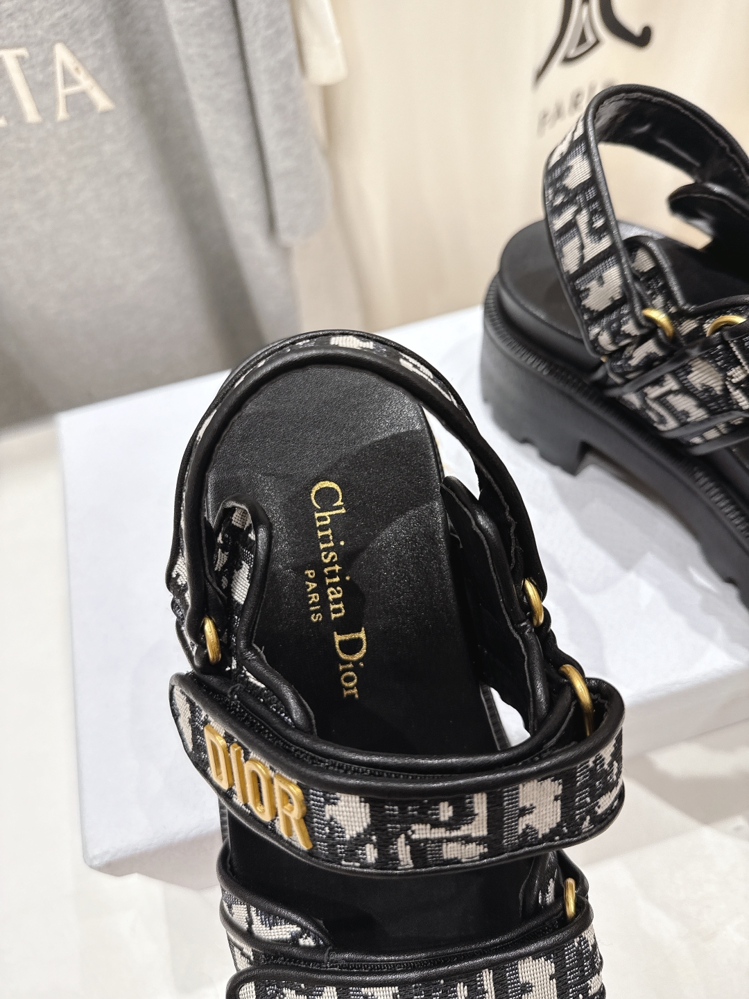 高版本出厂  
【高品质】Dior*迪奥D家2025ss春夏新款魔术贴沙滩凉鞋～
经典版型 搭配贴合脚型