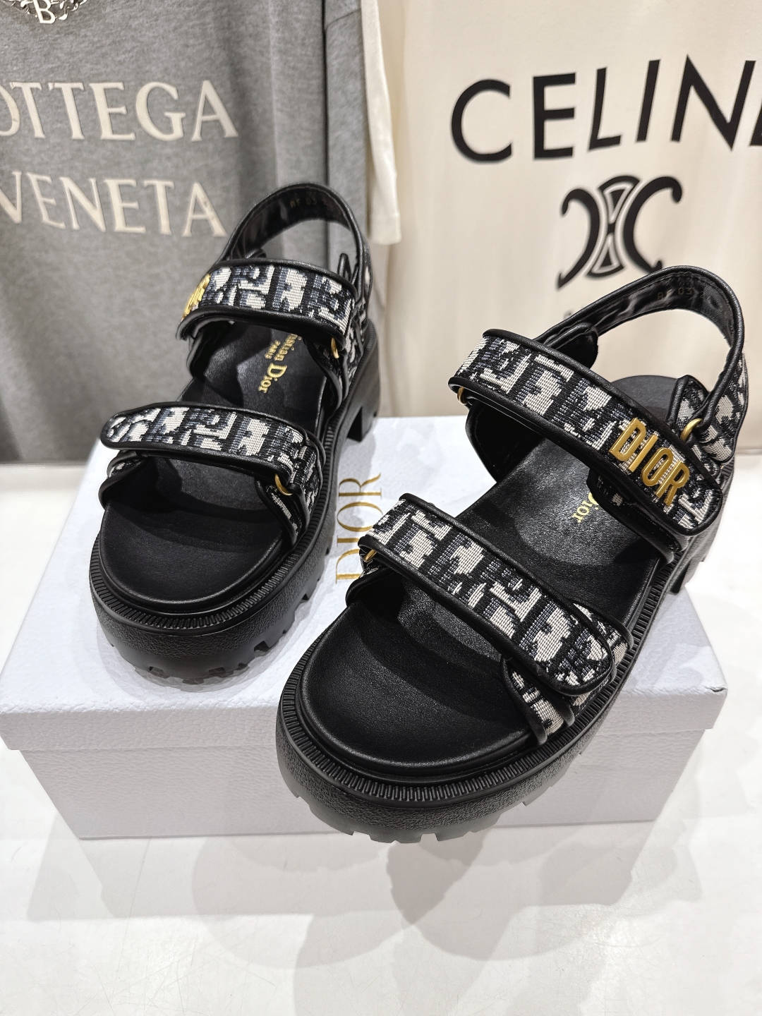 高版本出厂  
【高品质】Dior*迪奥D家2025ss春夏新款魔术贴沙滩凉鞋～
经典版型 搭配贴合脚型