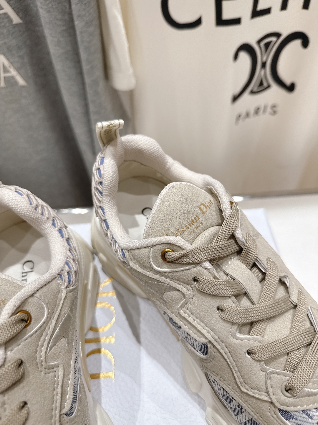 市场高版本
   Dior*迪奥D家 vibe运动鞋是ss25新款发布秀标志性款式，融入d家高定精神诠释
