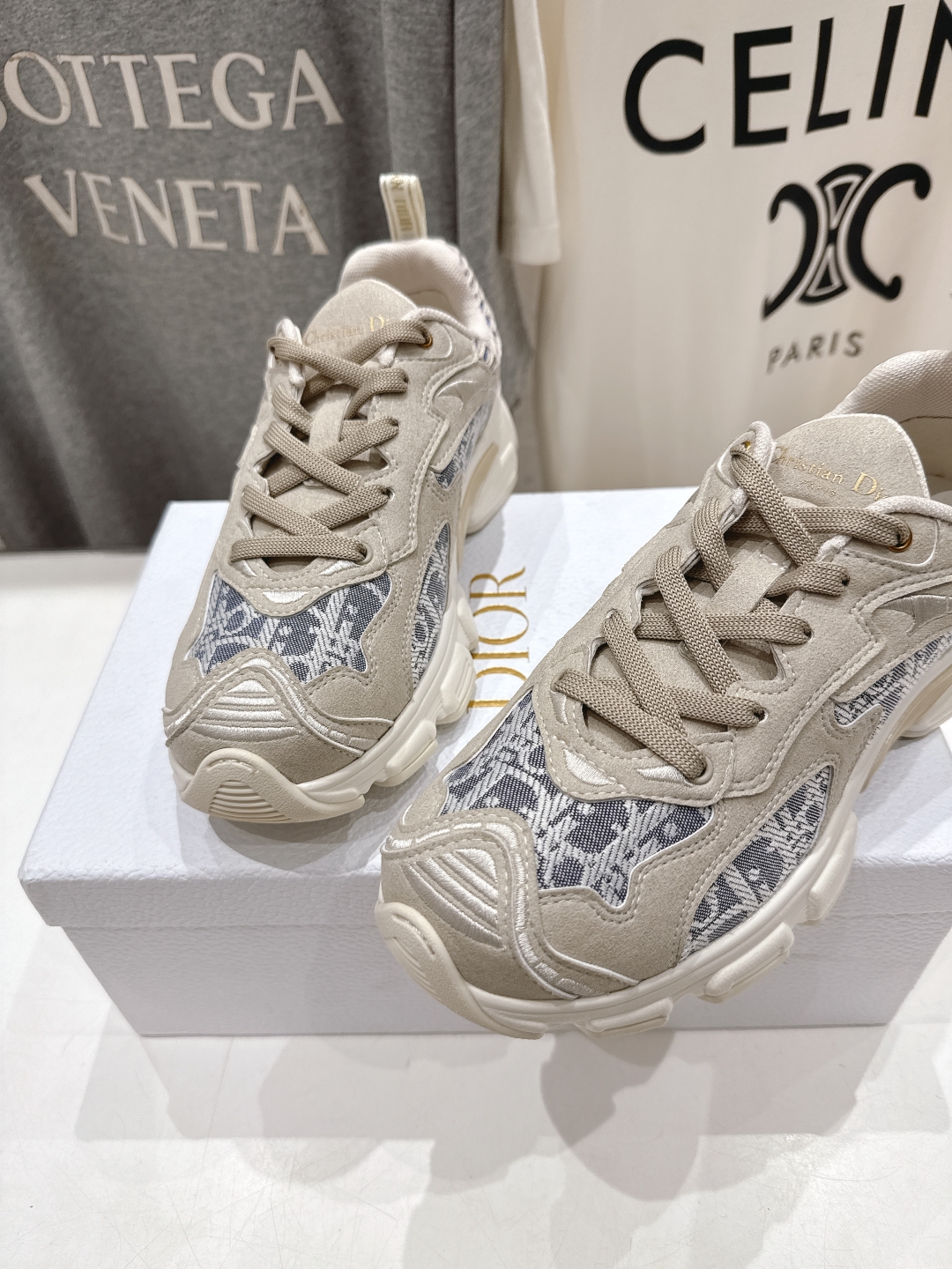 市场高版本
   Dior*迪奥D家 vibe运动鞋是ss25新款发布秀标志性款式，融入d家高定精神诠释