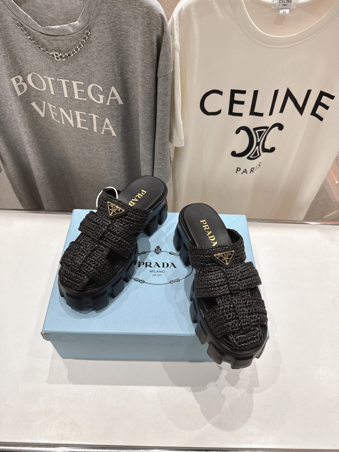 高版本出厂 
 Prada/普拉达25ss夏季新款编织厚底沙滩勃肯拖鞋
这个鞋型真的属于经典不会过时的设