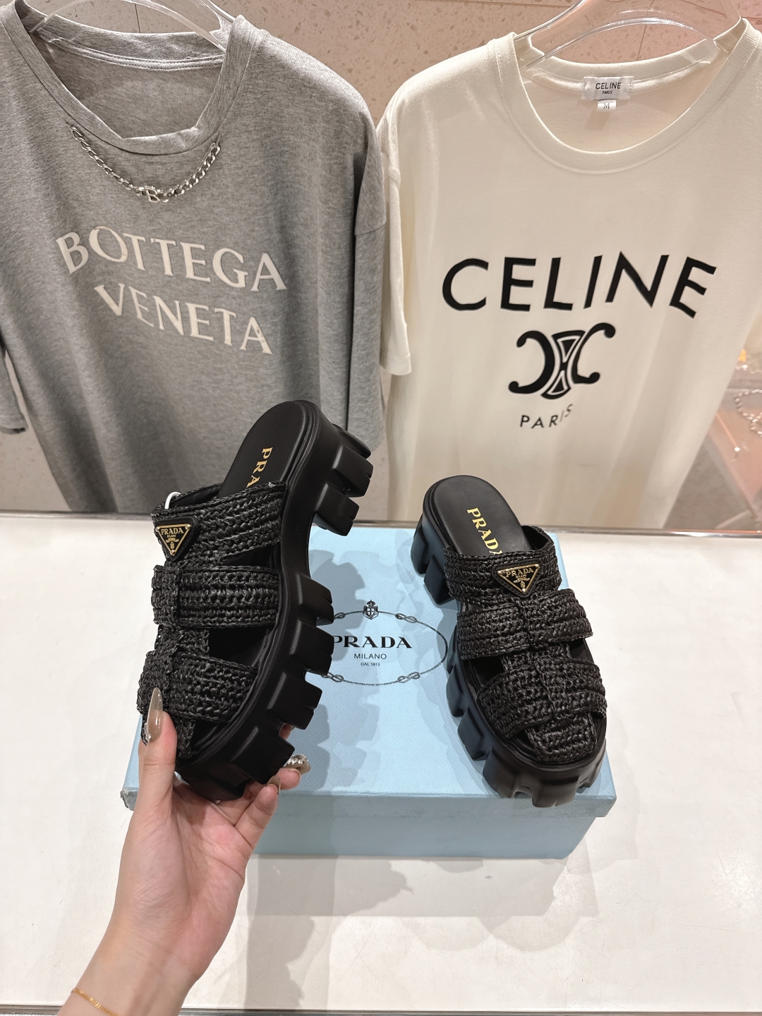 高版本出厂 
 Prada/普拉达25ss夏季新款编织厚底沙滩勃肯拖鞋
这个鞋型真的属于经典不会过时的设