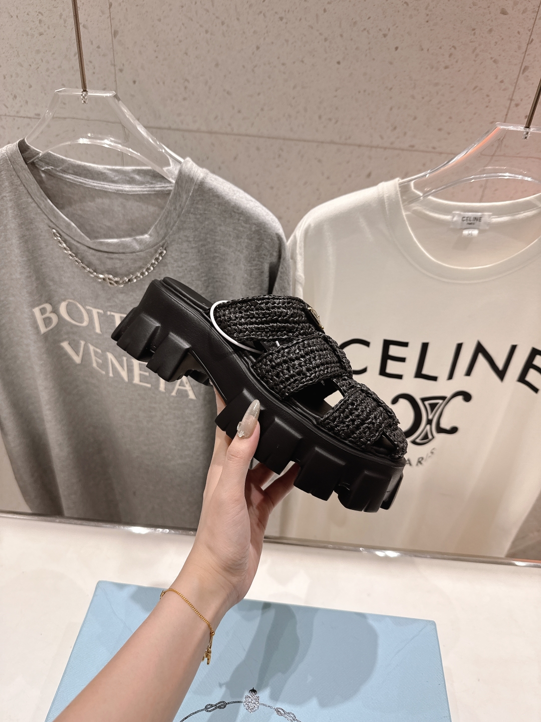 高版本出厂 
 Prada/普拉达25ss夏季新款编织厚底沙滩勃肯拖鞋
这个鞋型真的属于经典不会过时的设