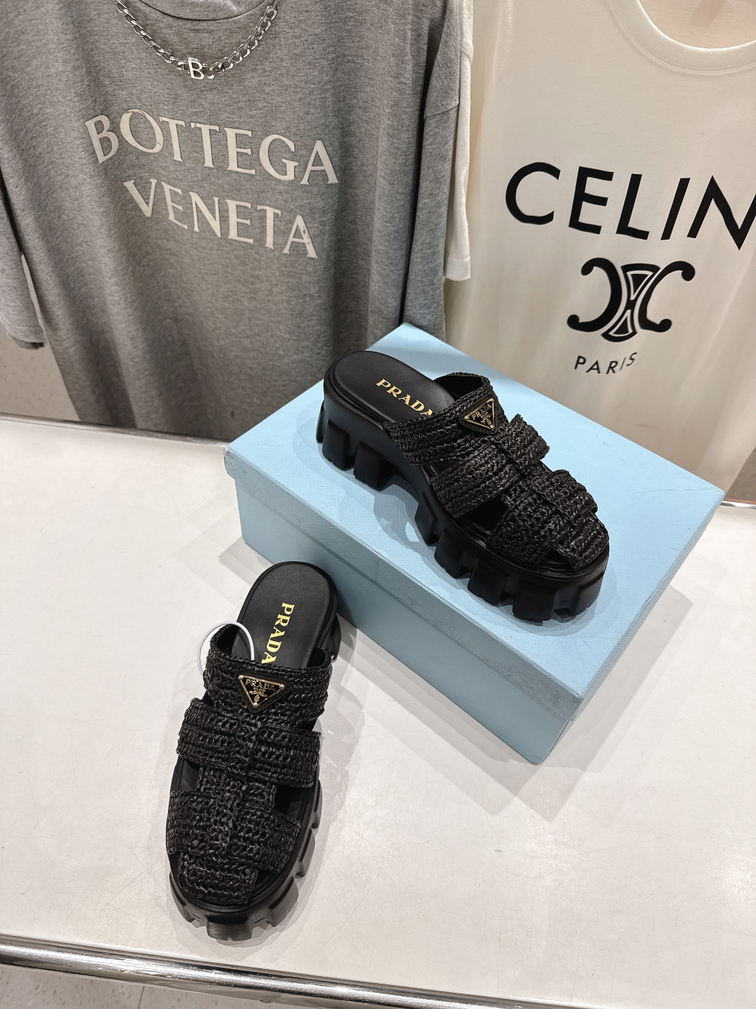 高版本出厂 
 Prada/普拉达25ss夏季新款编织厚底沙滩勃肯拖鞋
这个鞋型真的属于经典不会过时的设