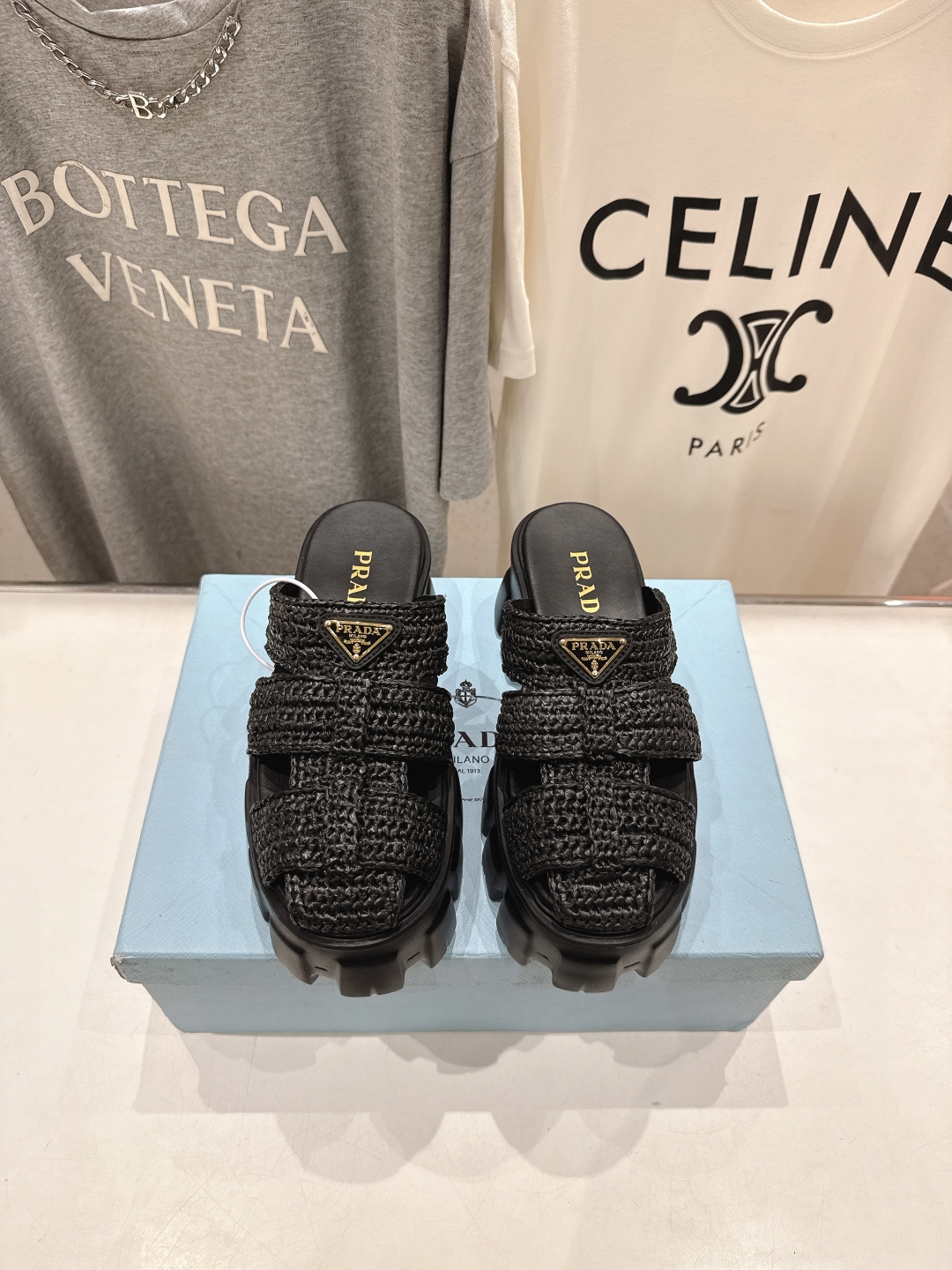 高版本出厂 
 Prada/普拉达25ss夏季新款编织厚底沙滩勃肯拖鞋
这个鞋型真的属于经典不会过时的设