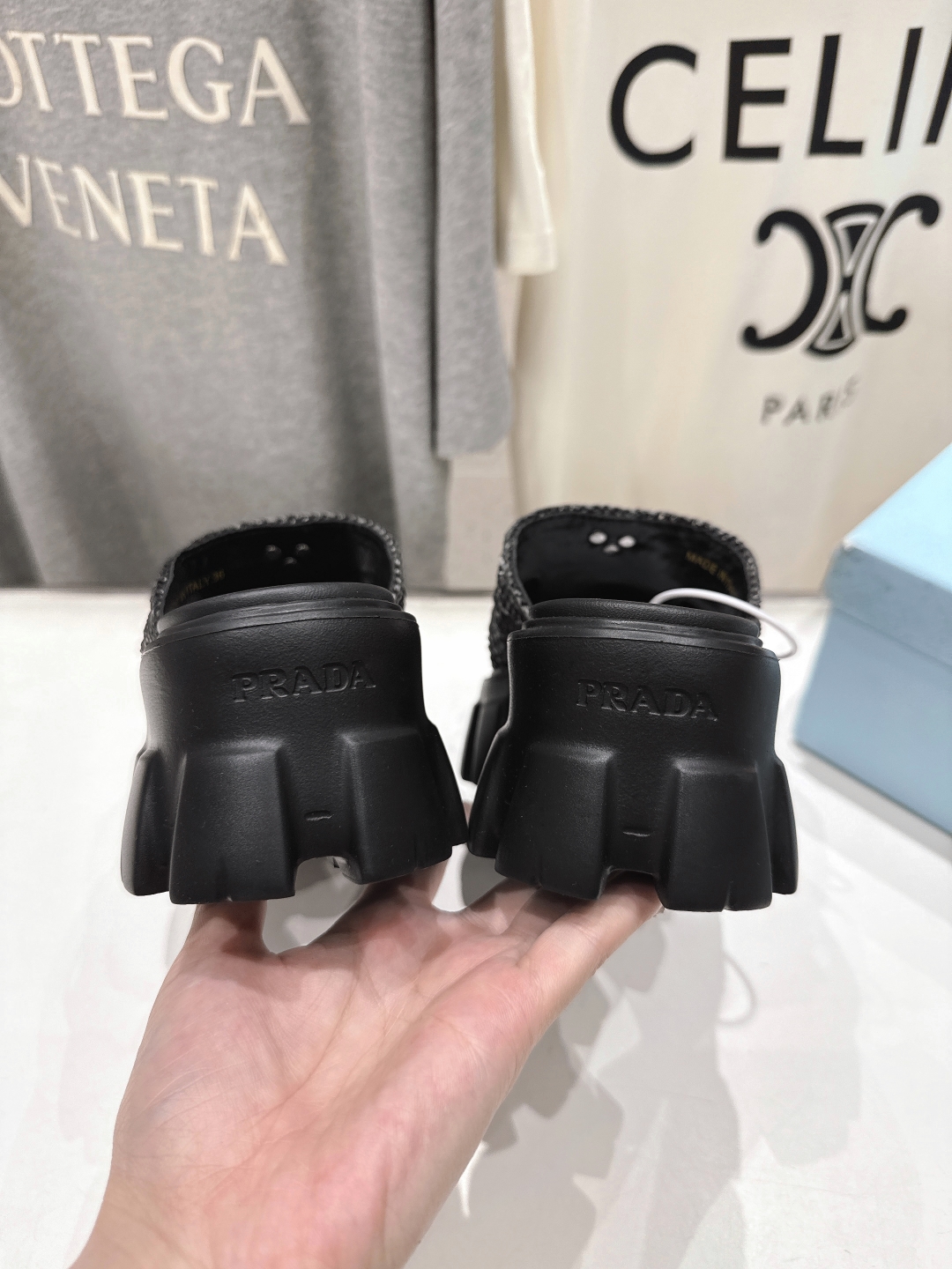 高版本出厂 
 Prada/普拉达25ss夏季新款编织厚底沙滩勃肯拖鞋
这个鞋型真的属于经典不会过时的设