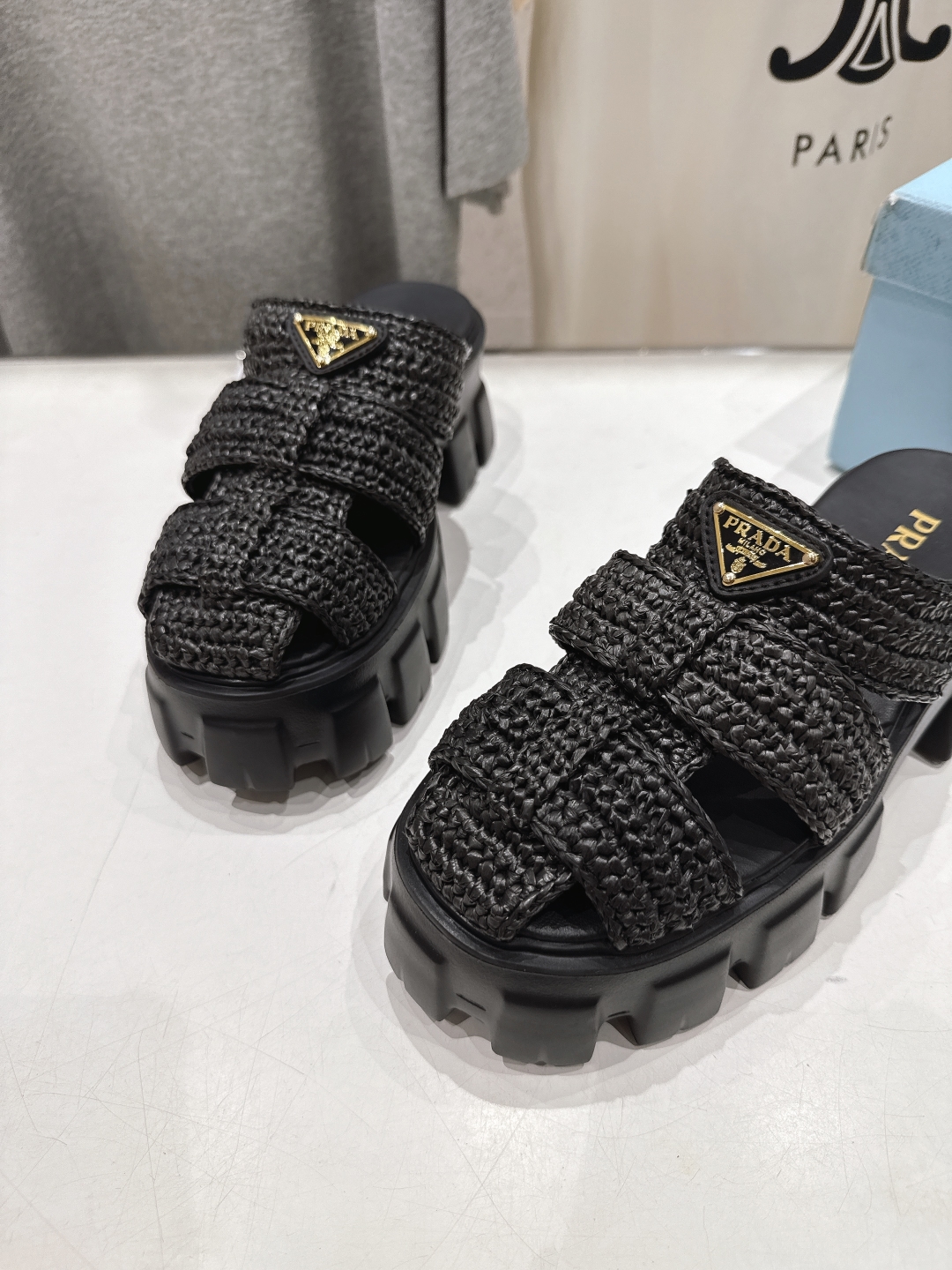 高版本出厂 
 Prada/普拉达25ss夏季新款编织厚底沙滩勃肯拖鞋
这个鞋型真的属于经典不会过时的设