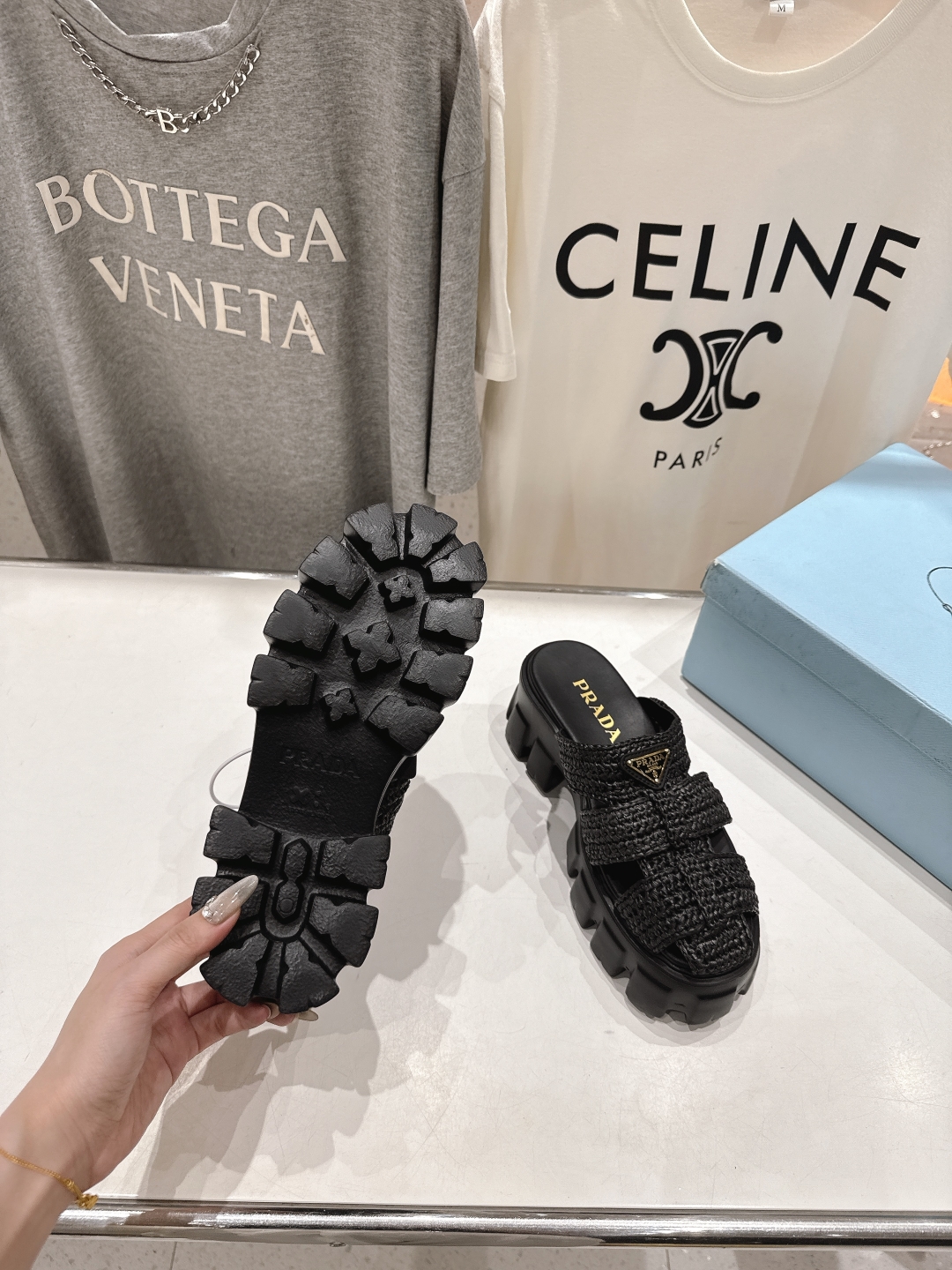 高版本出厂 
 Prada/普拉达25ss夏季新款编织厚底沙滩勃肯拖鞋
这个鞋型真的属于经典不会过时的设