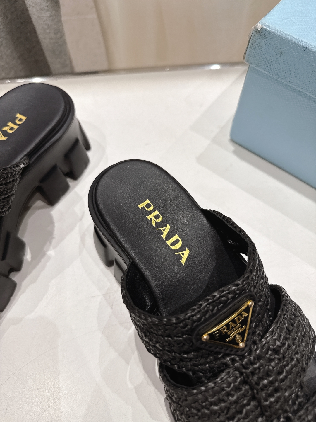 高版本出厂 
 Prada/普拉达25ss夏季新款编织厚底沙滩勃肯拖鞋
这个鞋型真的属于经典不会过时的设
