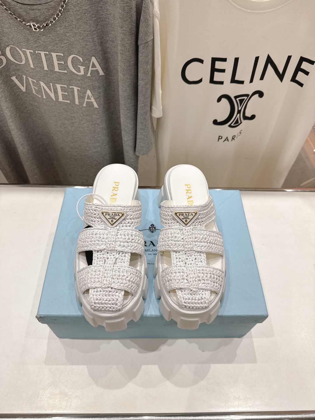高版本出厂 
 Prada/普拉达25ss夏季新款编织厚底沙滩勃肯拖鞋
这个鞋型真的属于经典不会过时的设