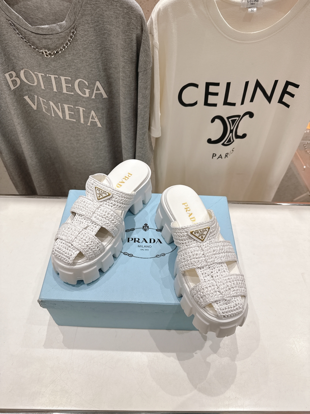 高版本出厂 
 Prada/普拉达25ss夏季新款编织厚底沙滩勃肯拖鞋
这个鞋型真的属于经典不会过时的设