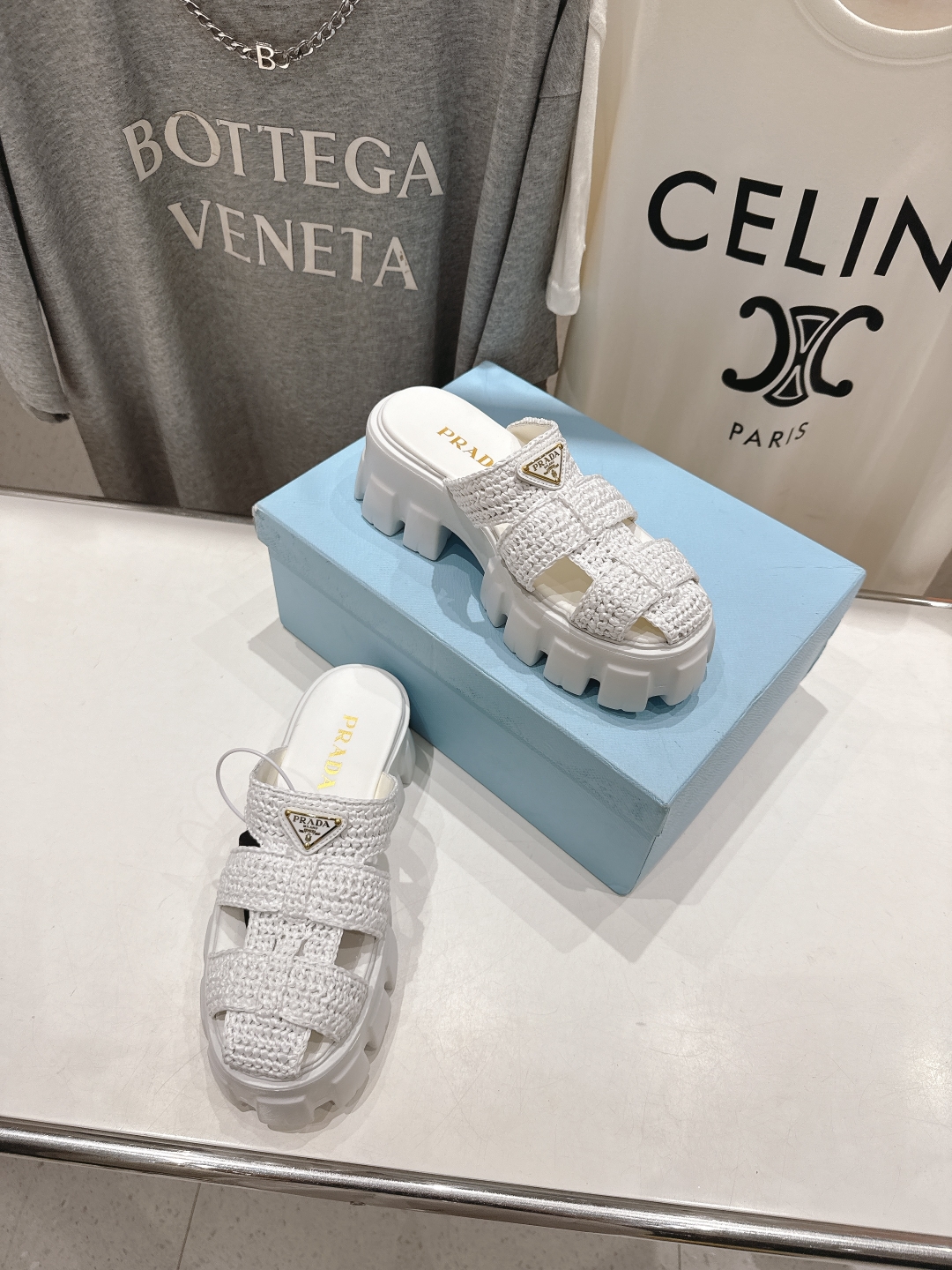 高版本出厂 
 Prada/普拉达25ss夏季新款编织厚底沙滩勃肯拖鞋
这个鞋型真的属于经典不会过时的设