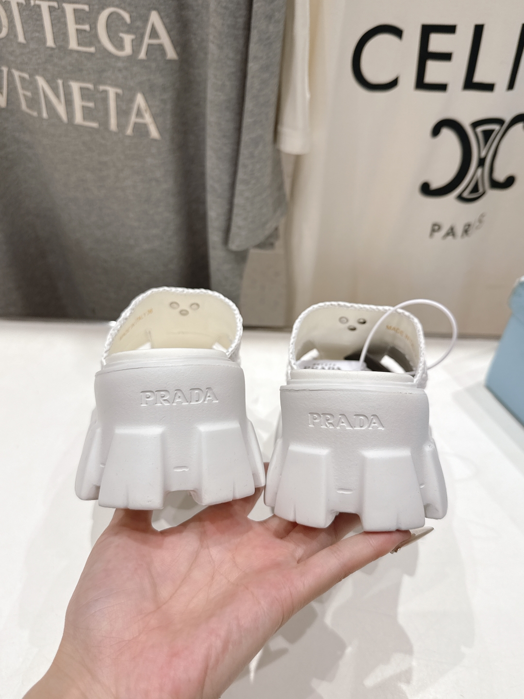 高版本出厂 
 Prada/普拉达25ss夏季新款编织厚底沙滩勃肯拖鞋
这个鞋型真的属于经典不会过时的设