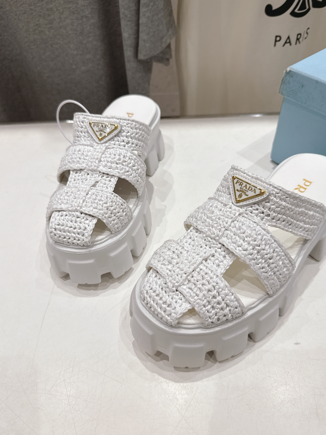 高版本出厂 
 Prada/普拉达25ss夏季新款编织厚底沙滩勃肯拖鞋
这个鞋型真的属于经典不会过时的设