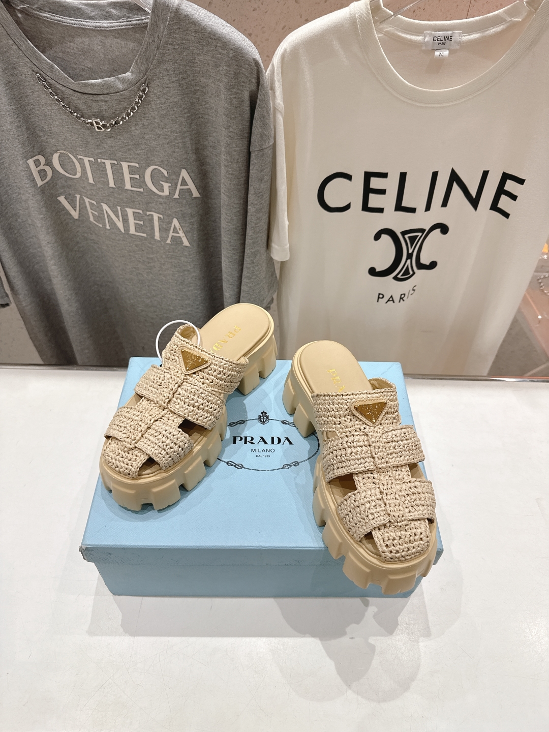 高版本出厂 
 Prada/普拉达25ss夏季新款编织厚底沙滩勃肯拖鞋
这个鞋型真的属于经典不会过时的设