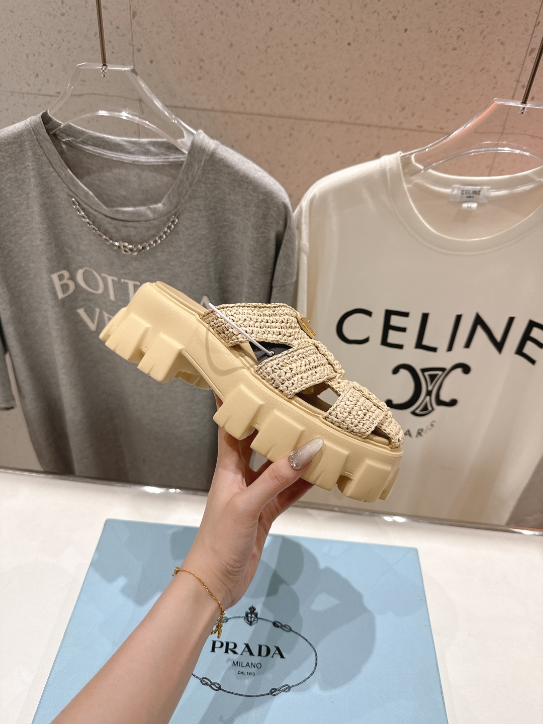 高版本出厂 
 Prada/普拉达25ss夏季新款编织厚底沙滩勃肯拖鞋
这个鞋型真的属于经典不会过时的设