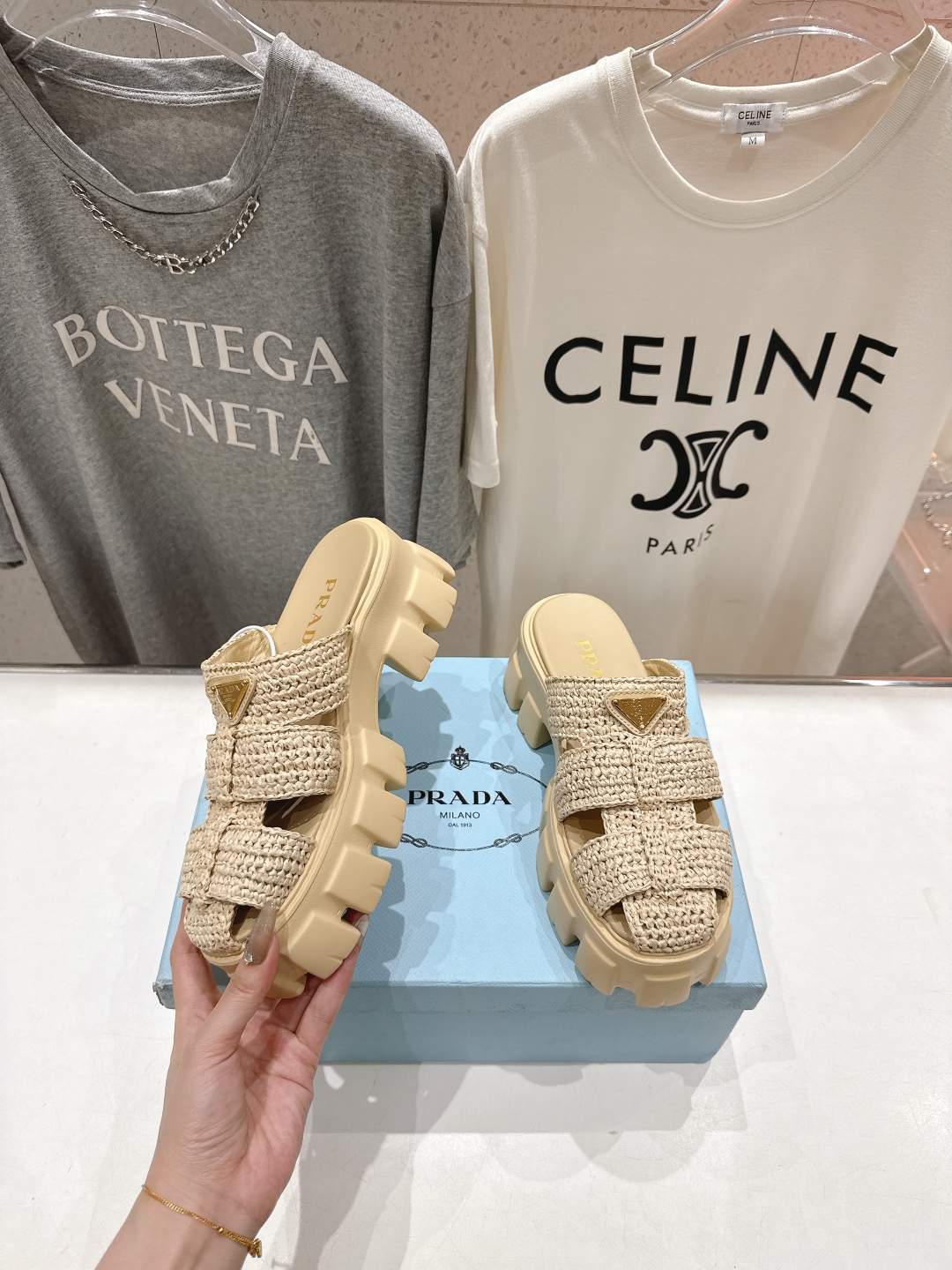 高版本出厂 
 Prada/普拉达25ss夏季新款编织厚底沙滩勃肯拖鞋
这个鞋型真的属于经典不会过时的设