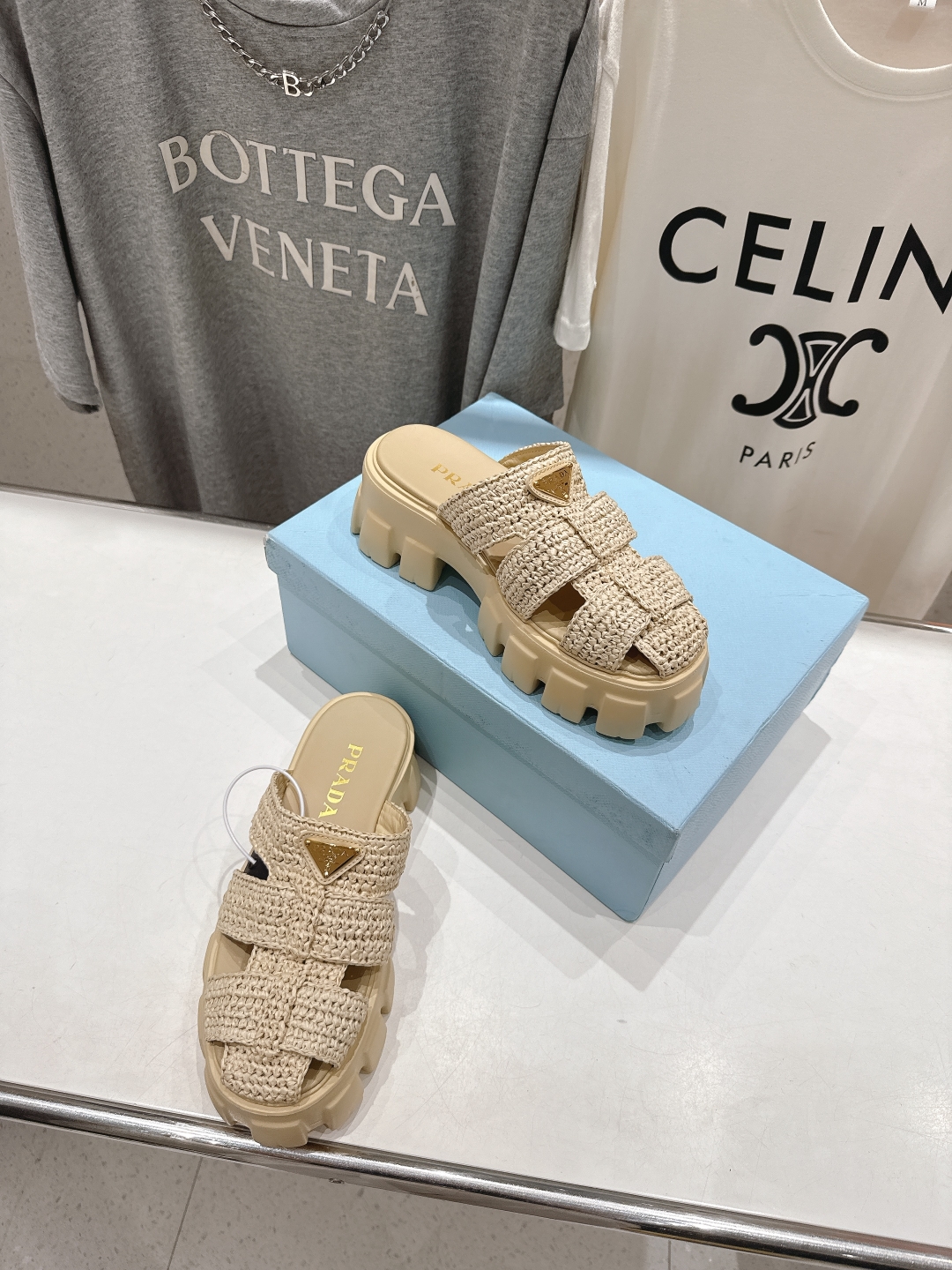 高版本出厂 
 Prada/普拉达25ss夏季新款编织厚底沙滩勃肯拖鞋
这个鞋型真的属于经典不会过时的设