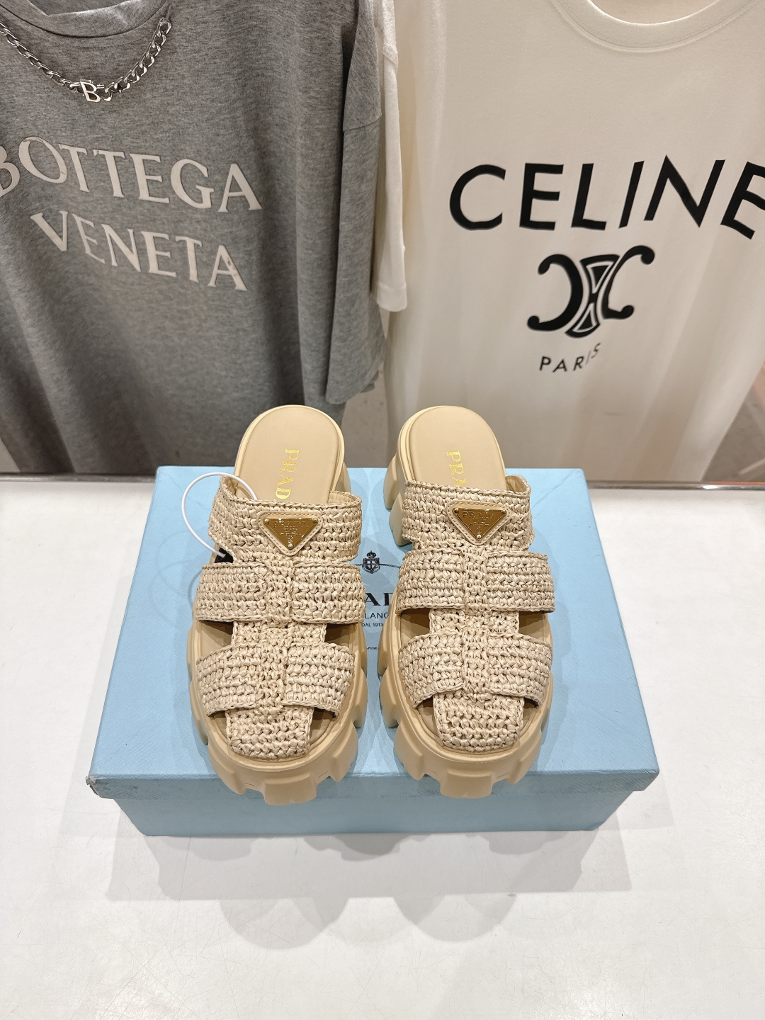 高版本出厂 
 Prada/普拉达25ss夏季新款编织厚底沙滩勃肯拖鞋
这个鞋型真的属于经典不会过时的设