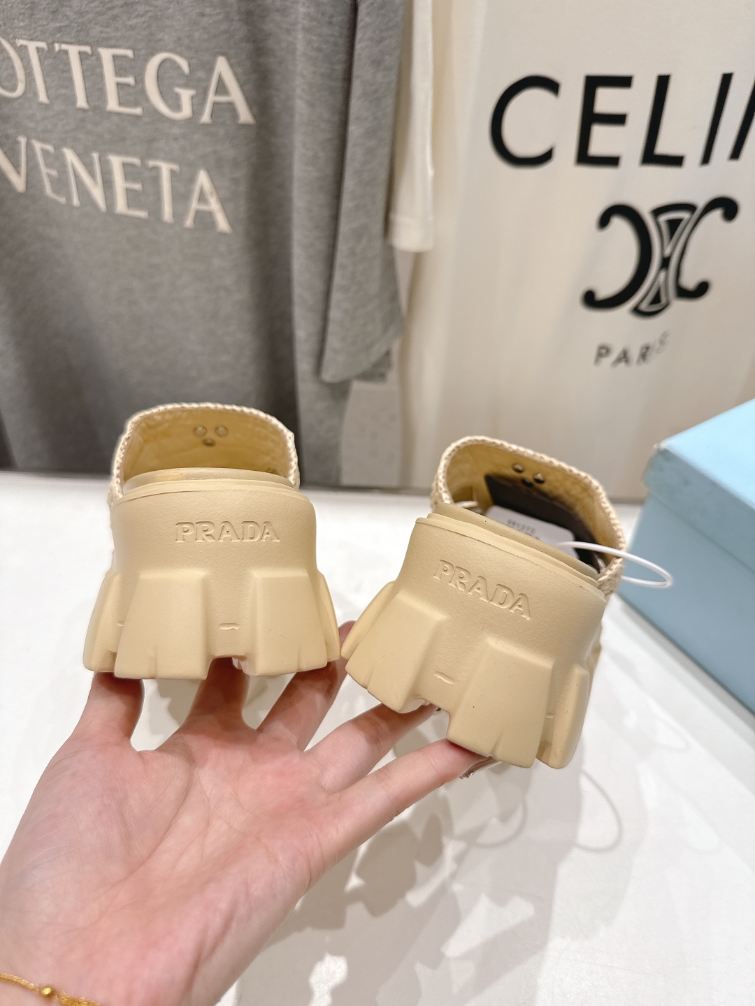 高版本出厂 
 Prada/普拉达25ss夏季新款编织厚底沙滩勃肯拖鞋
这个鞋型真的属于经典不会过时的设
