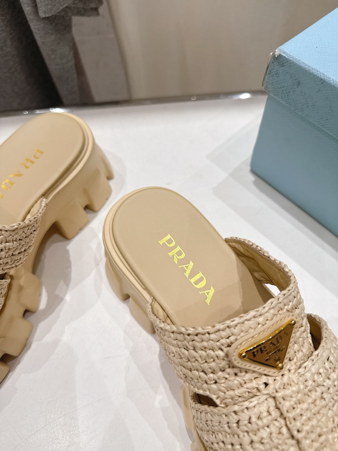 高版本出厂 
 Prada/普拉达25ss夏季新款编织厚底沙滩勃肯拖鞋
这个鞋型真的属于经典不会过时的设
