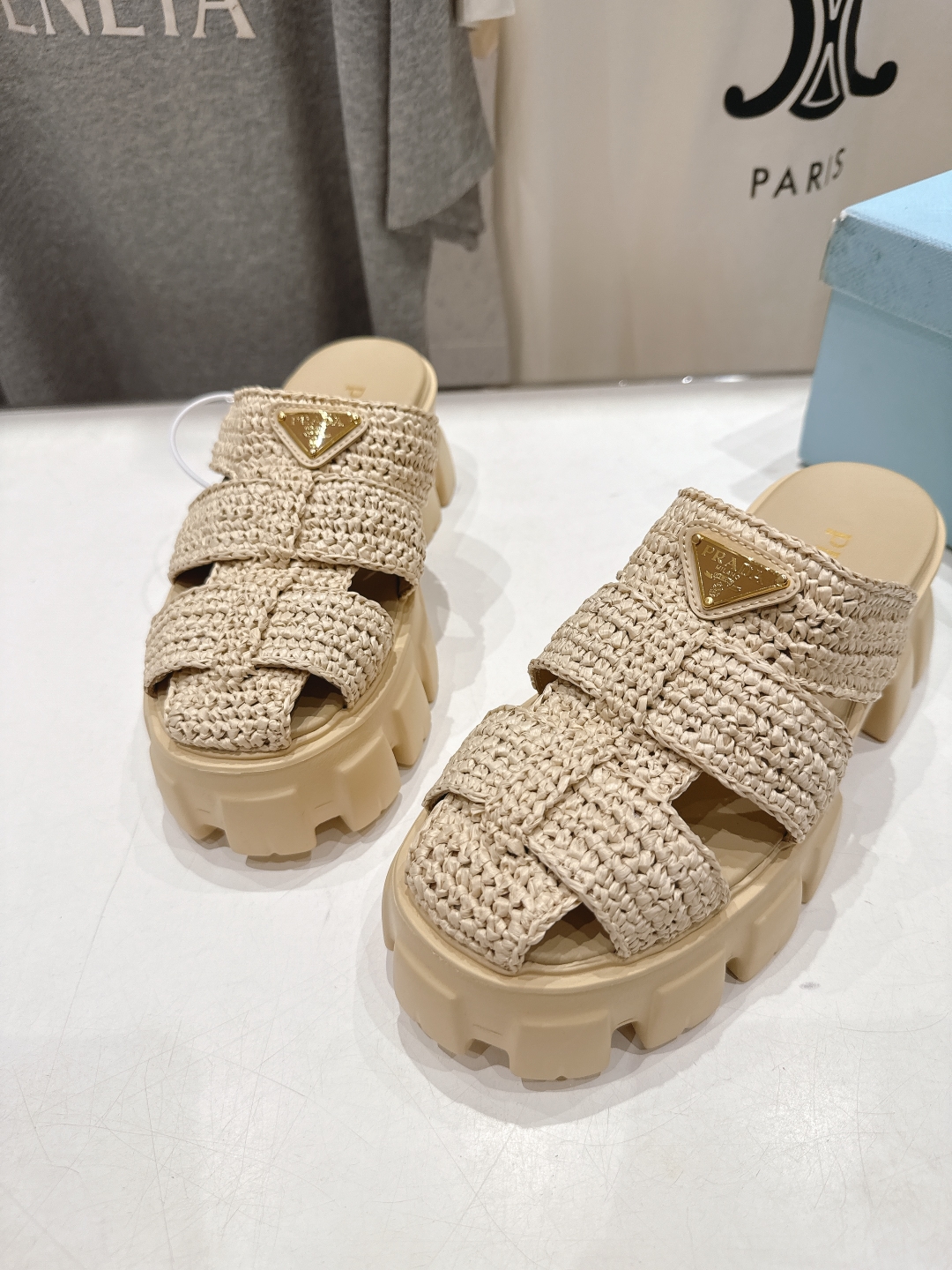 高版本出厂 
 Prada/普拉达25ss夏季新款编织厚底沙滩勃肯拖鞋
这个鞋型真的属于经典不会过时的设