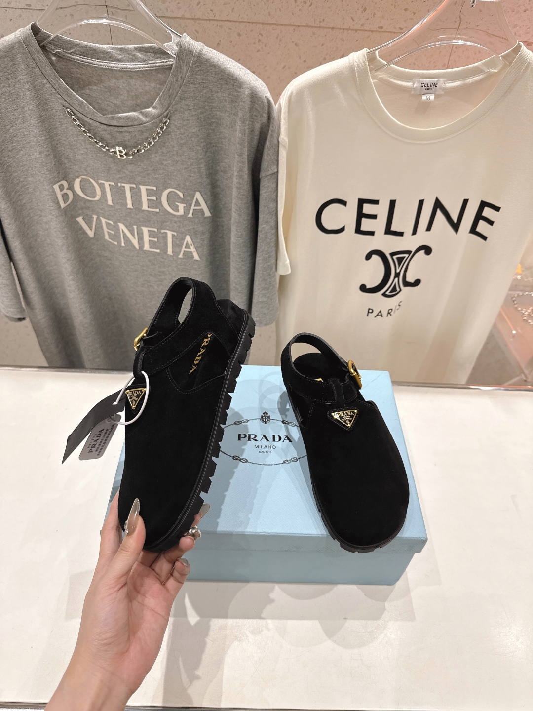 高版本出厂 
 Prada/普拉达25ss夏季新款沙滩勃肯拖鞋凉鞋
这个鞋型真的属于经典不会过时的设计而