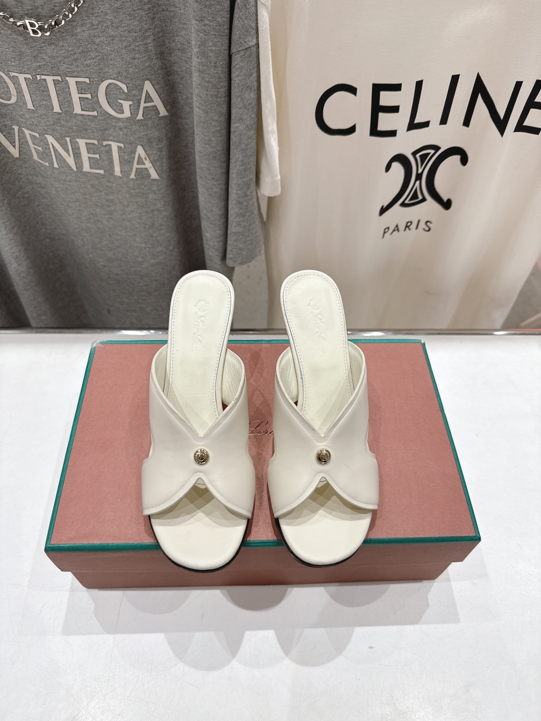 高版本出厂 高跟
Loro Piana* LP||诺悠翩雅2025ss春夏新款高跟拖鞋‼️
【市场顶级品