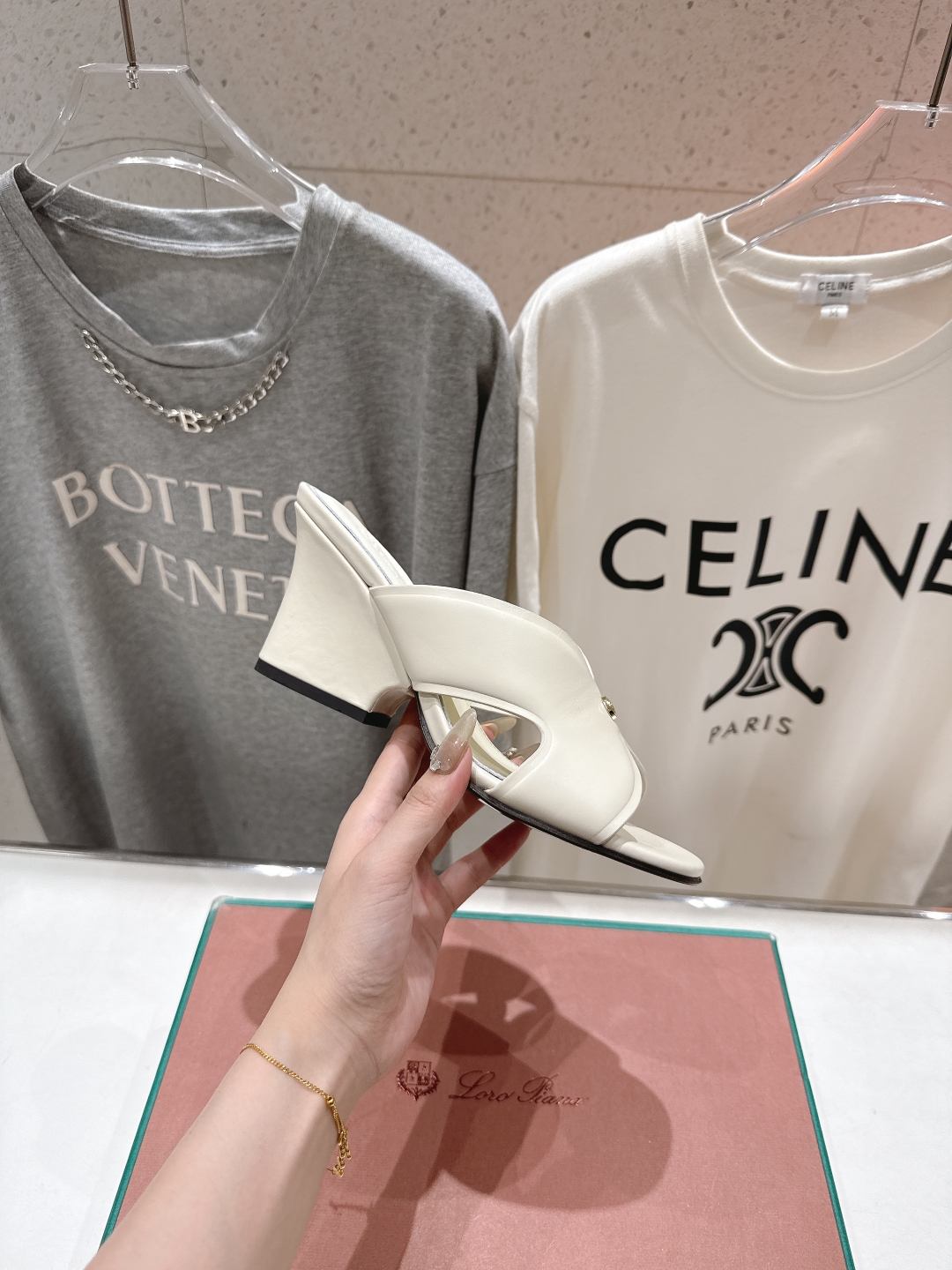 高版本出厂 高跟
Loro Piana* LP||诺悠翩雅2025ss春夏新款高跟拖鞋‼️
【市场顶级品