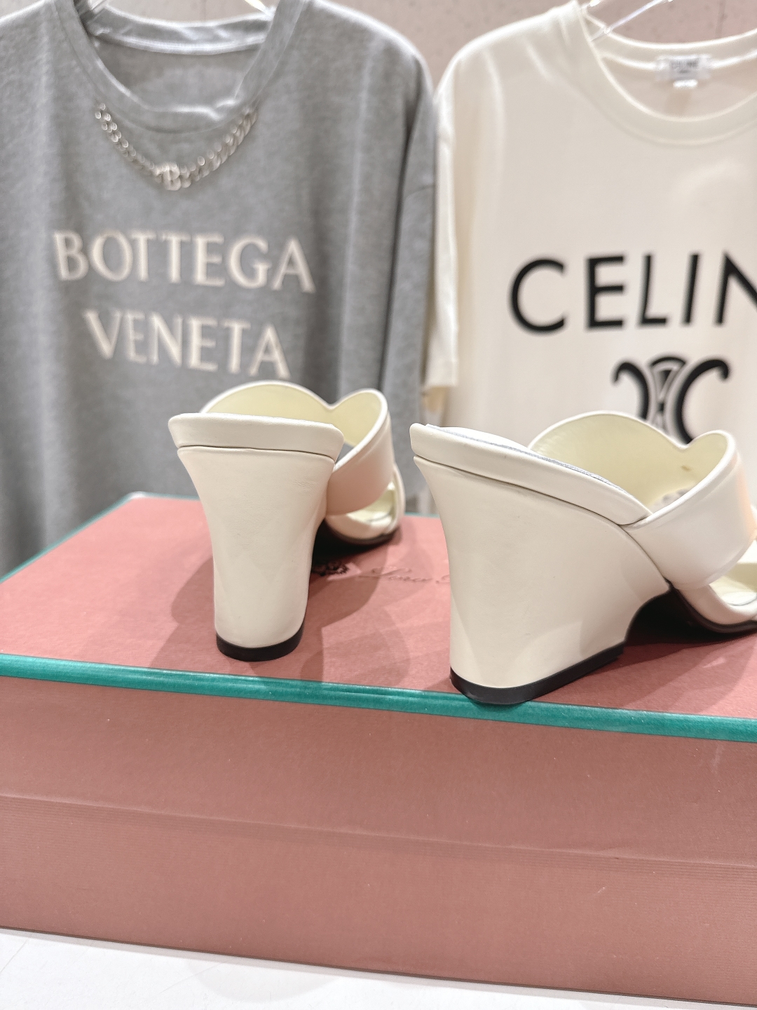 高版本出厂 高跟
Loro Piana* LP||诺悠翩雅2025ss春夏新款高跟拖鞋‼️
【市场顶级品