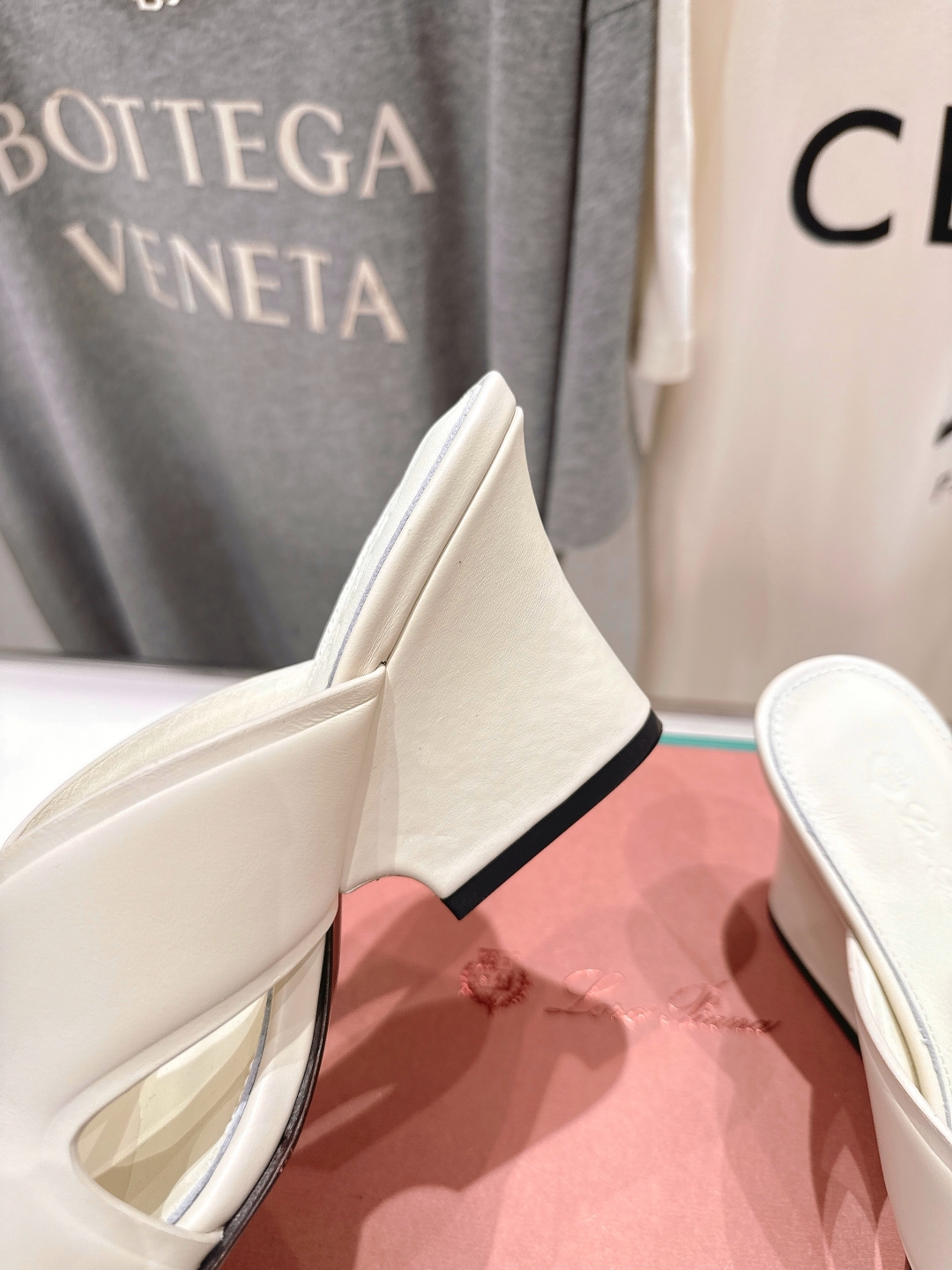高版本出厂 高跟
Loro Piana* LP||诺悠翩雅2025ss春夏新款高跟拖鞋‼️
【市场顶级品