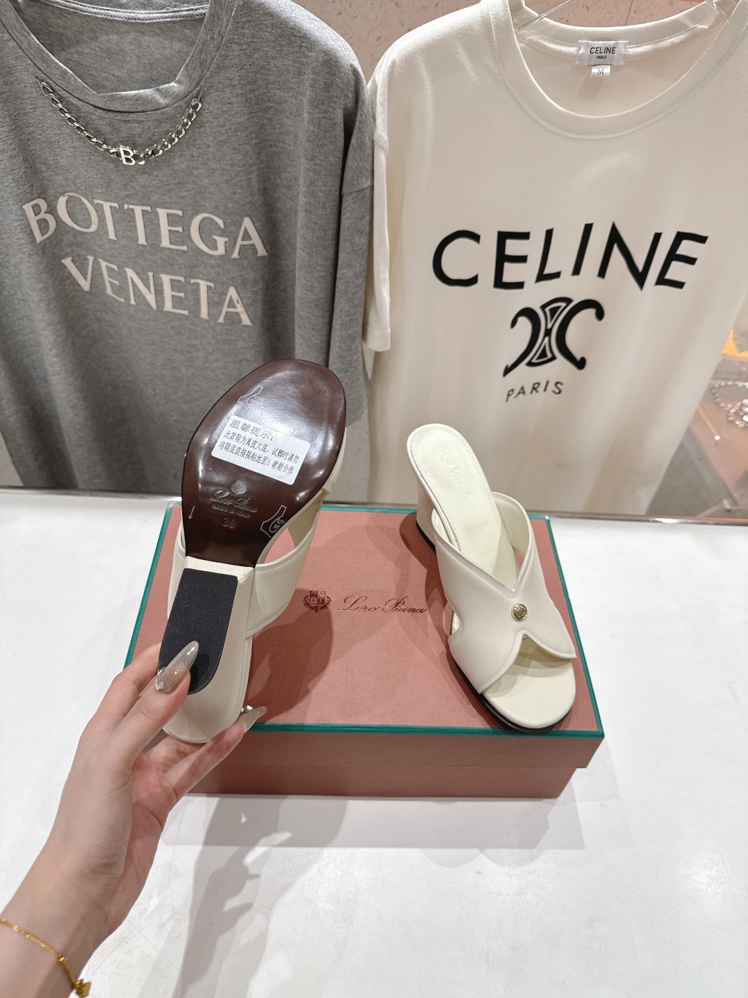 高版本出厂 高跟
Loro Piana* LP||诺悠翩雅2025ss春夏新款高跟拖鞋‼️
【市场顶级品