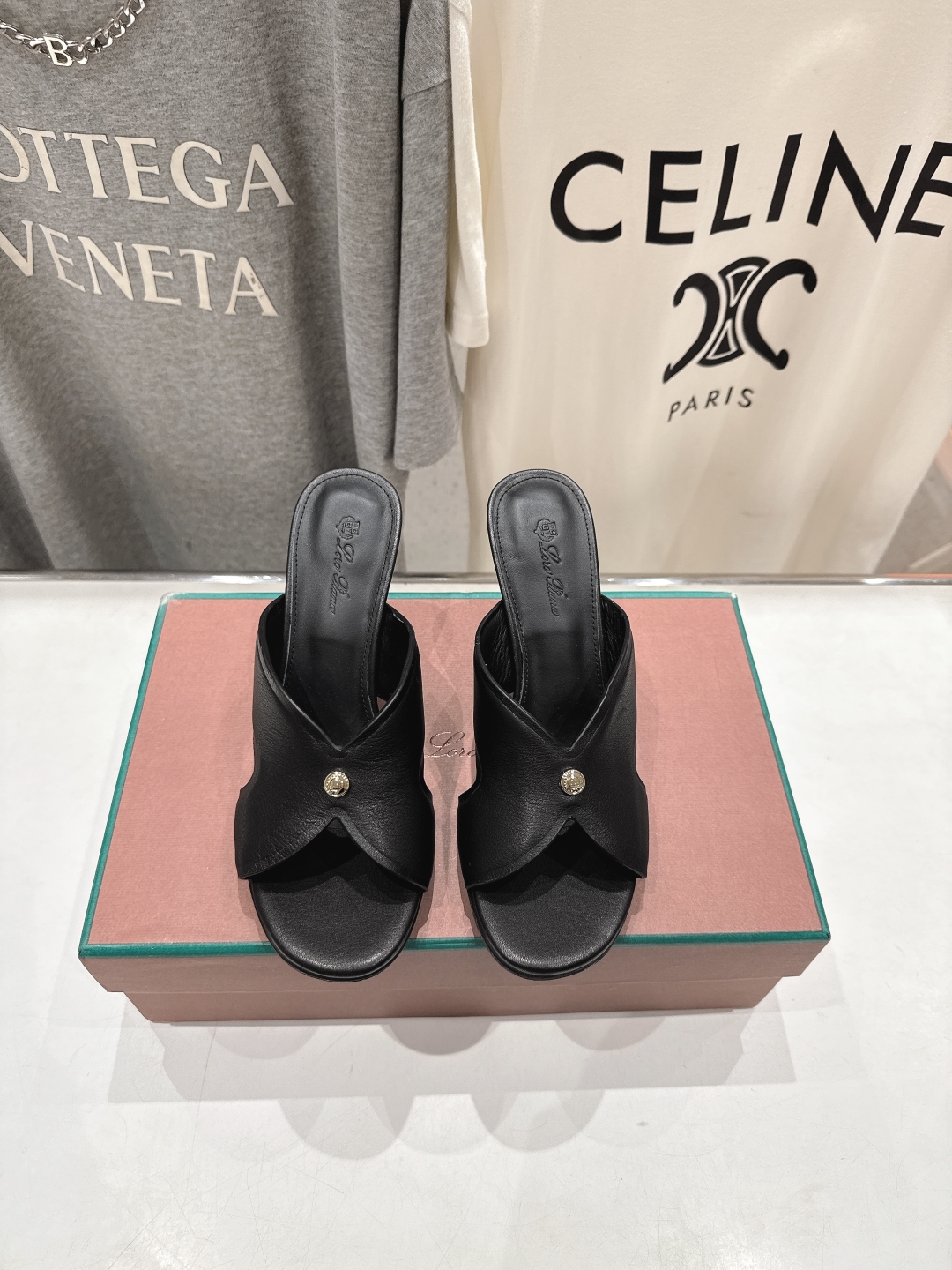 高版本出厂 高跟
Loro Piana* LP||诺悠翩雅2025ss春夏新款高跟拖鞋‼️
【市场顶级品