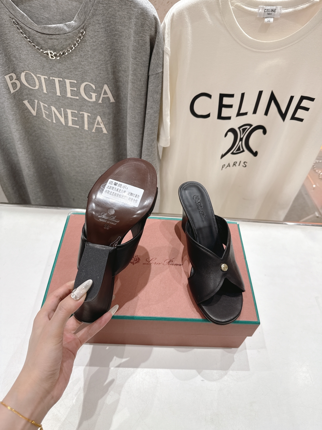 高版本出厂 高跟
Loro Piana* LP||诺悠翩雅2025ss春夏新款高跟拖鞋‼️
【市场顶级品