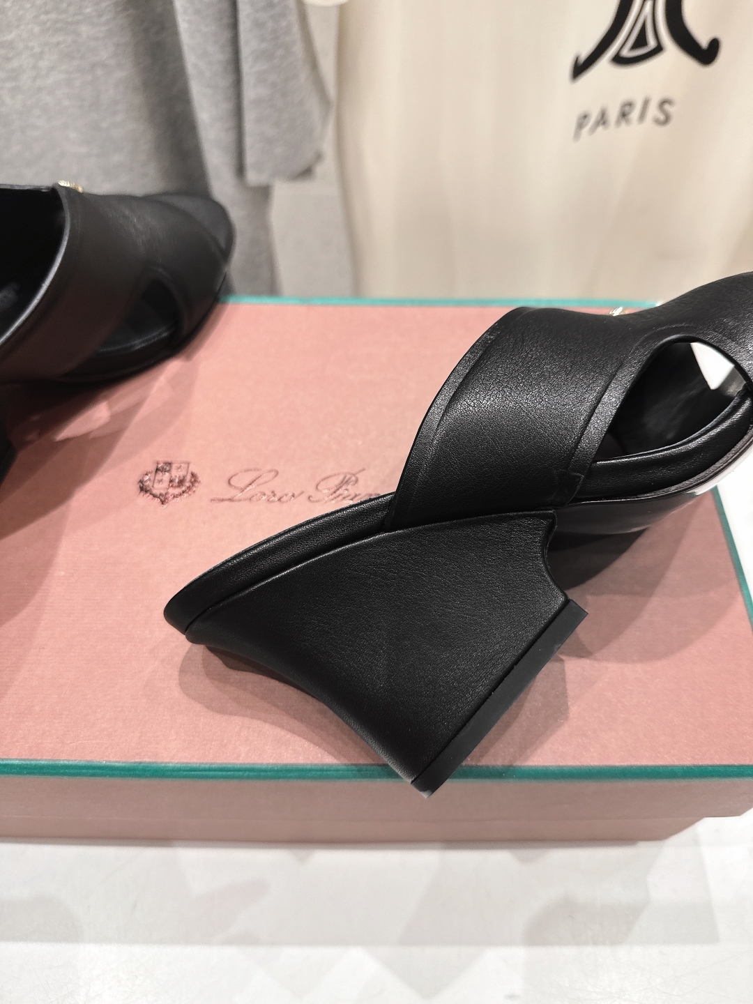 高版本出厂 高跟
Loro Piana* LP||诺悠翩雅2025ss春夏新款高跟拖鞋‼️
【市场顶级品
