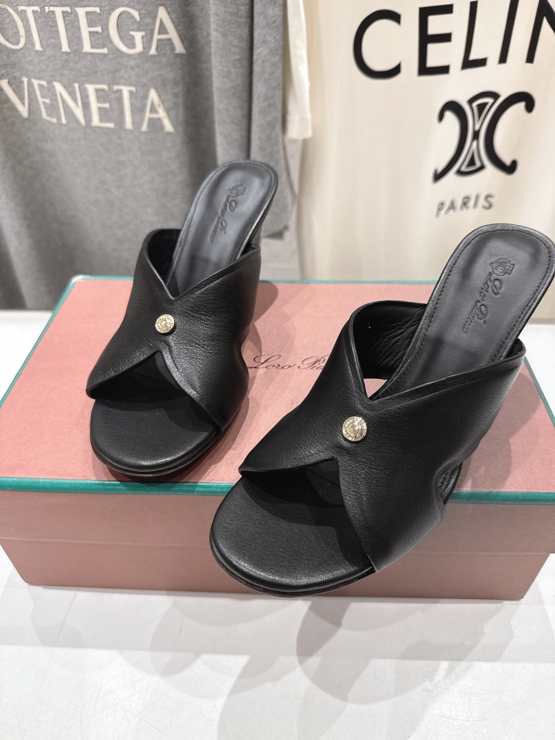 高版本出厂 高跟
Loro Piana* LP||诺悠翩雅2025ss春夏新款高跟拖鞋‼️
【市场顶级品