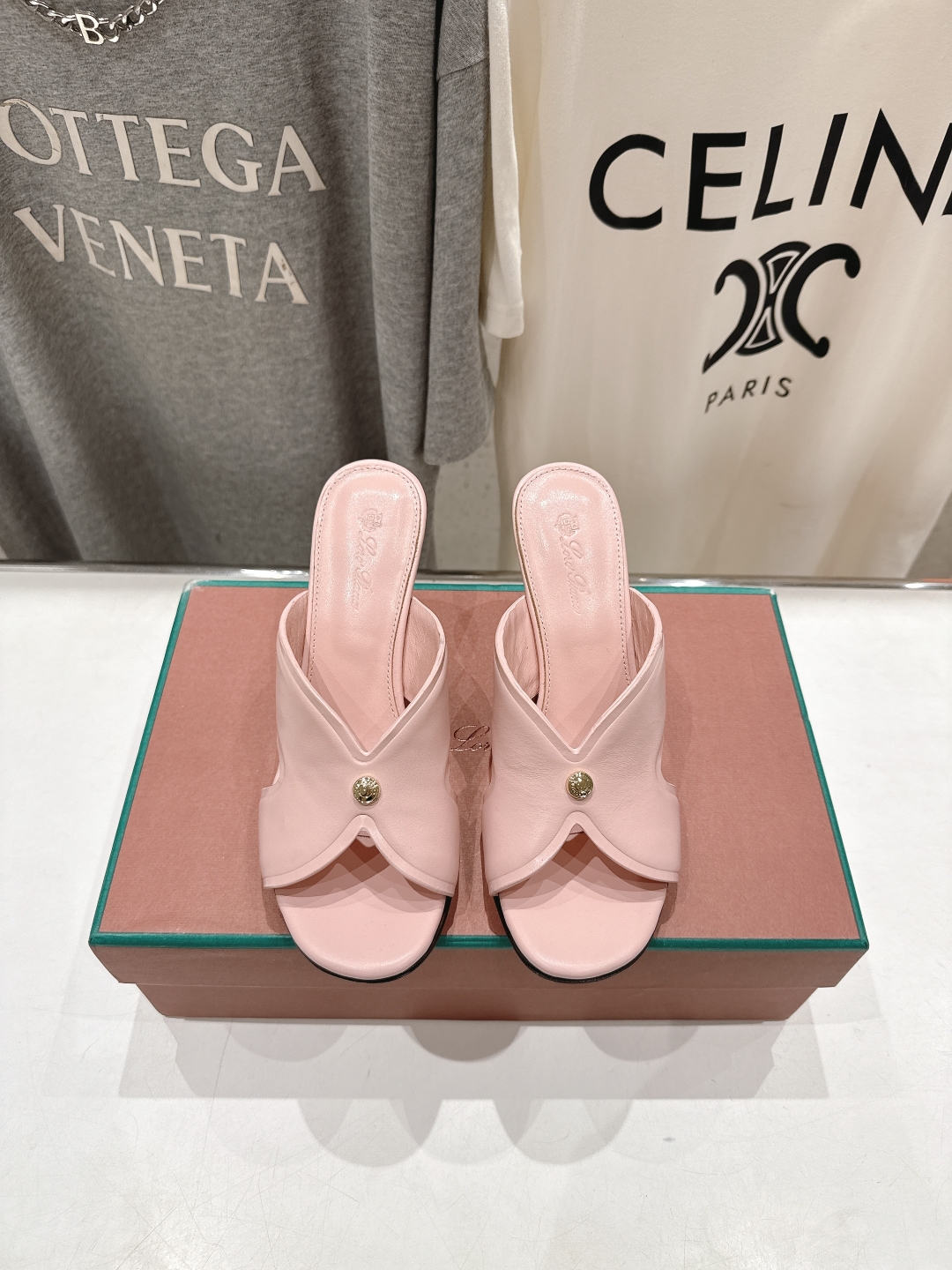 高版本出厂 高跟
Loro Piana* LP||诺悠翩雅2025ss春夏新款高跟拖鞋‼️
【市场顶级品