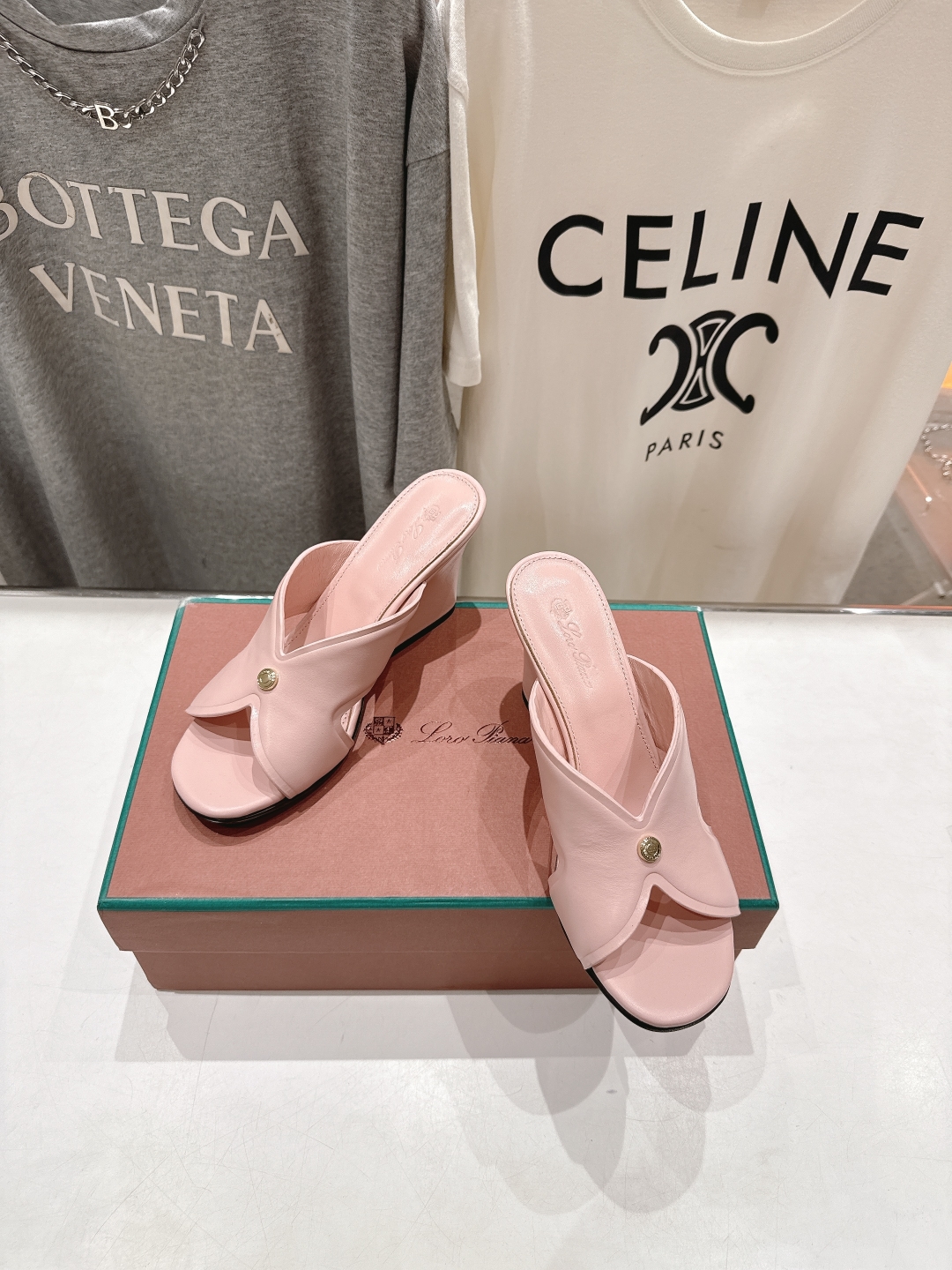 高版本出厂 高跟
Loro Piana* LP||诺悠翩雅2025ss春夏新款高跟拖鞋‼️
【市场顶级品