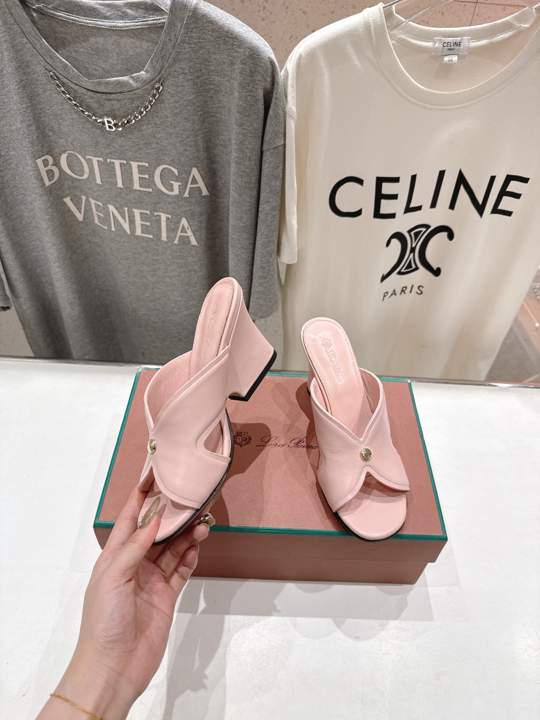 高版本出厂 高跟
Loro Piana* LP||诺悠翩雅2025ss春夏新款高跟拖鞋‼️
【市场顶级品