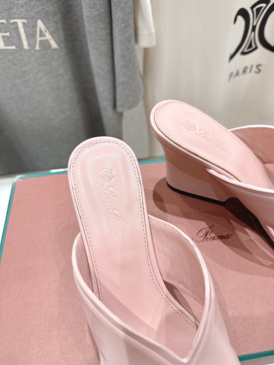 高版本出厂 高跟
Loro Piana* LP||诺悠翩雅2025ss春夏新款高跟拖鞋‼️
【市场顶级品