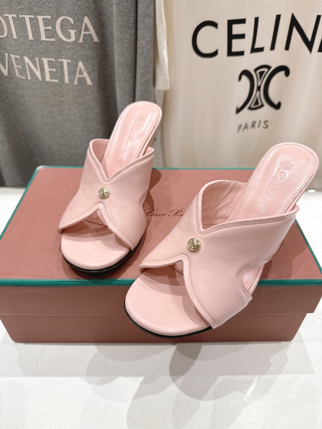 高版本出厂 高跟
Loro Piana* LP||诺悠翩雅2025ss春夏新款高跟拖鞋‼️
【市场顶级品