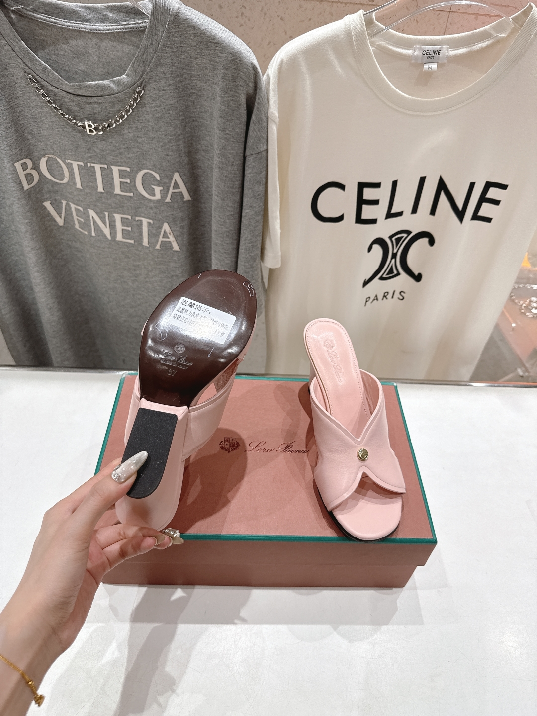 高版本出厂 高跟
Loro Piana* LP||诺悠翩雅2025ss春夏新款高跟拖鞋‼️
【市场顶级品