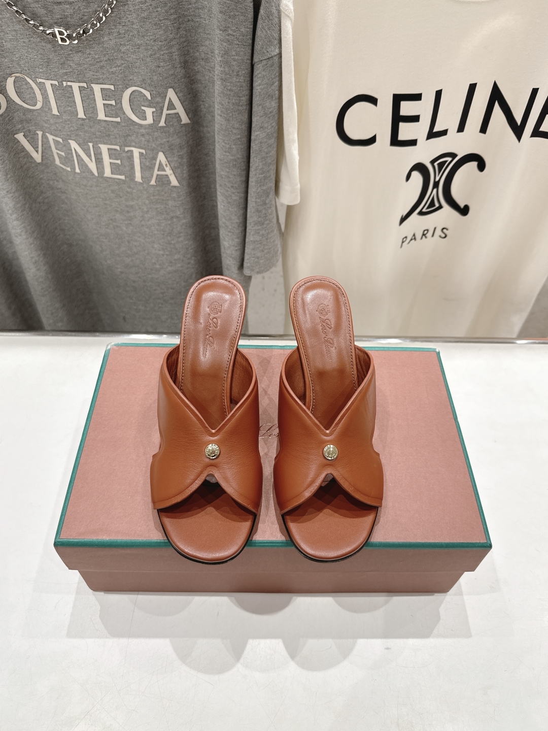 高版本出厂 高跟
Loro Piana* LP||诺悠翩雅2025ss春夏新款高跟拖鞋‼️
【市场顶级品