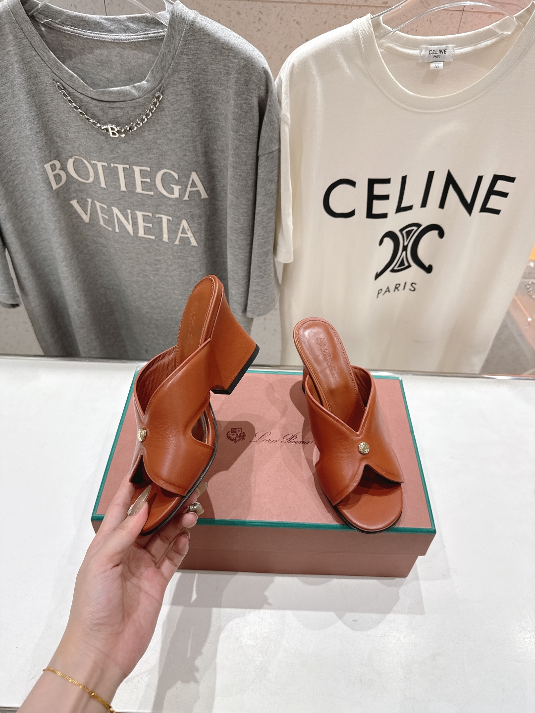 高版本出厂 高跟
Loro Piana* LP||诺悠翩雅2025ss春夏新款高跟拖鞋‼️
【市场顶级品