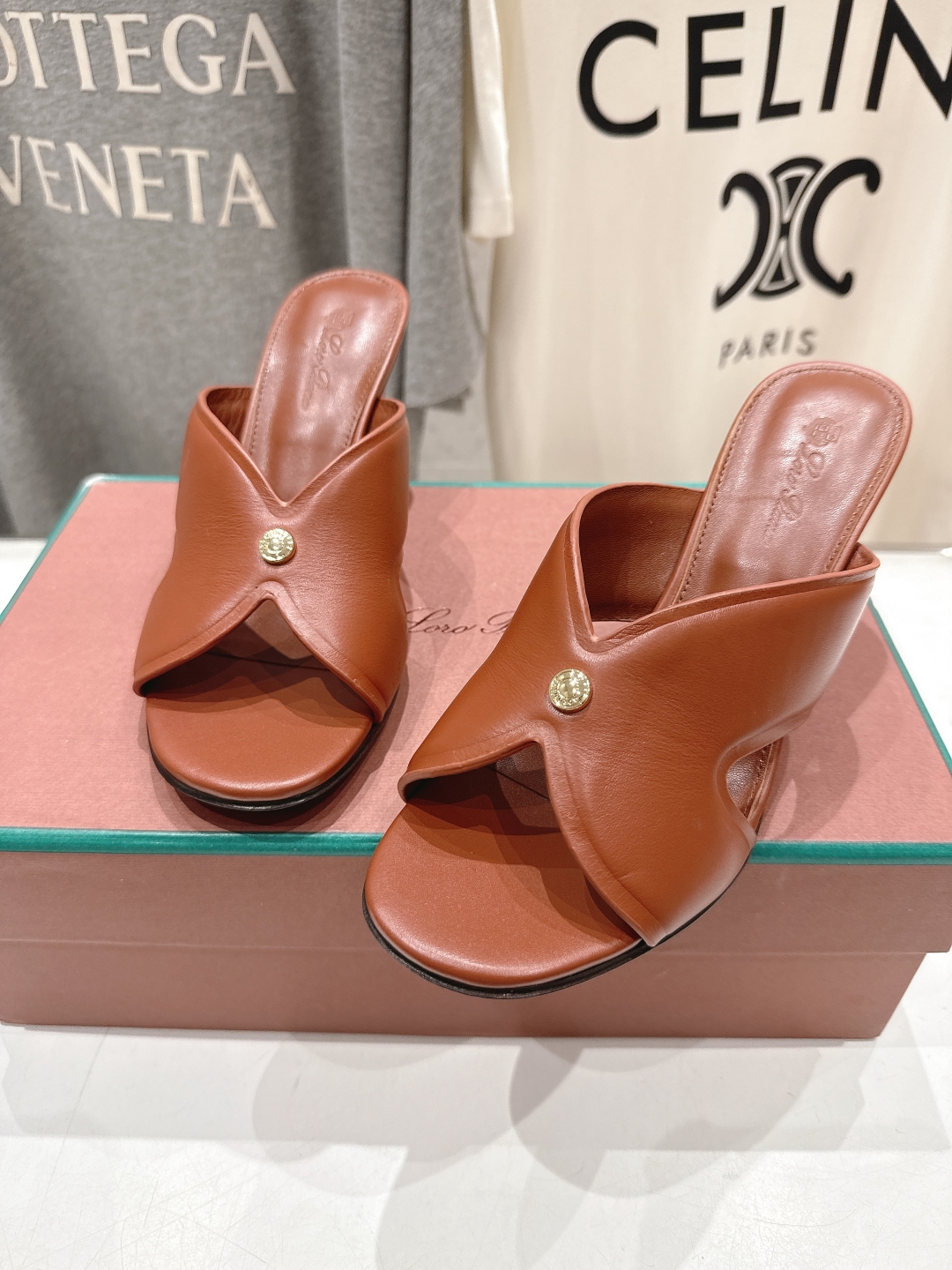 高版本出厂 高跟
Loro Piana* LP||诺悠翩雅2025ss春夏新款高跟拖鞋‼️
【市场顶级品