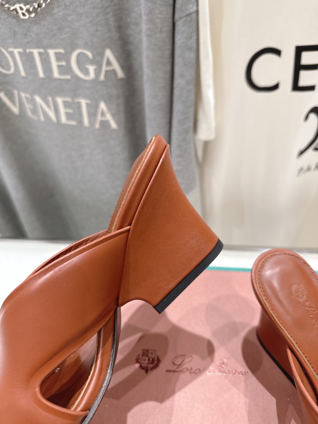 高版本出厂 高跟
Loro Piana* LP||诺悠翩雅2025ss春夏新款高跟拖鞋‼️
【市场顶级品